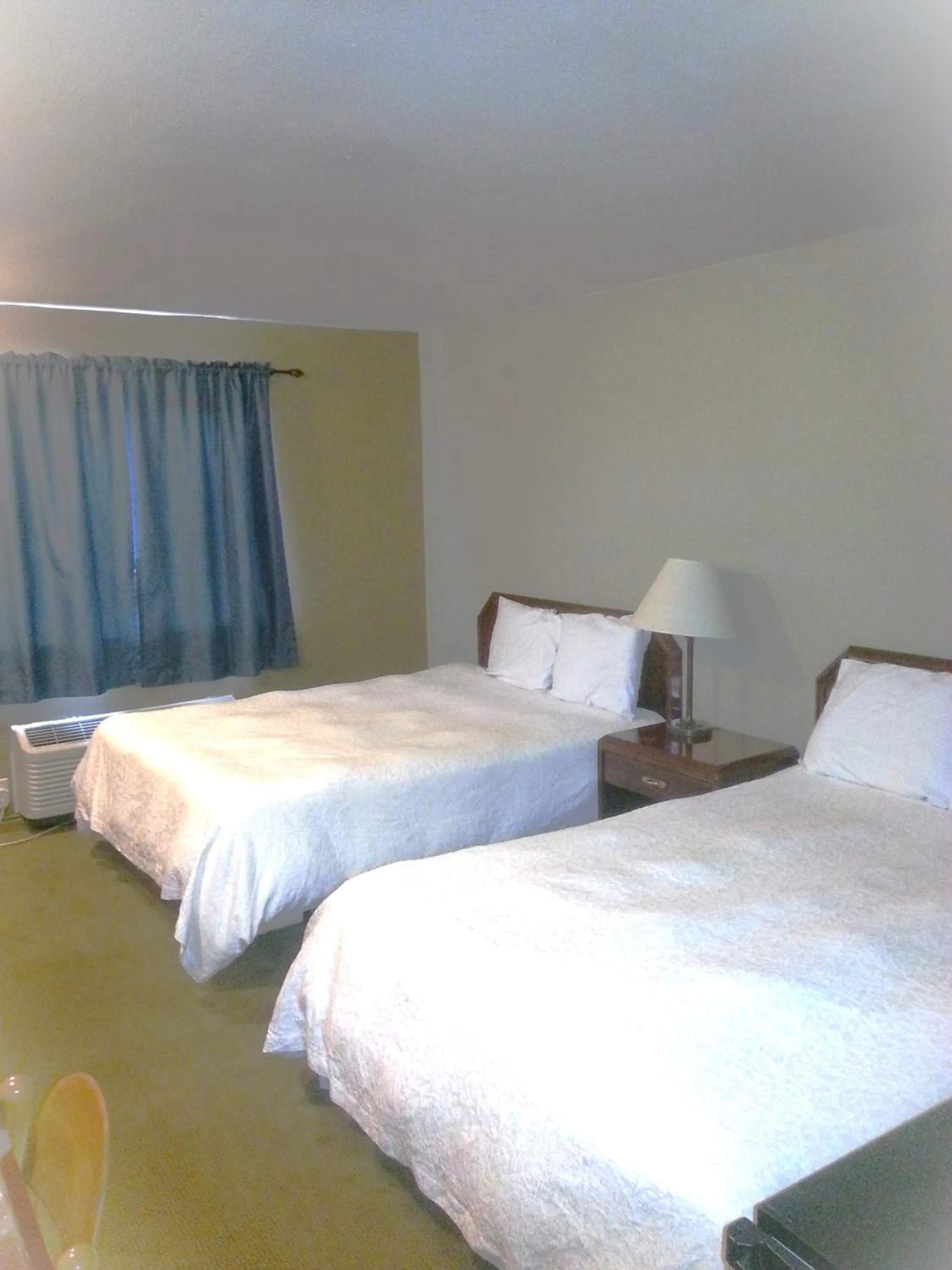 Bed in Rawlins Western Lodge