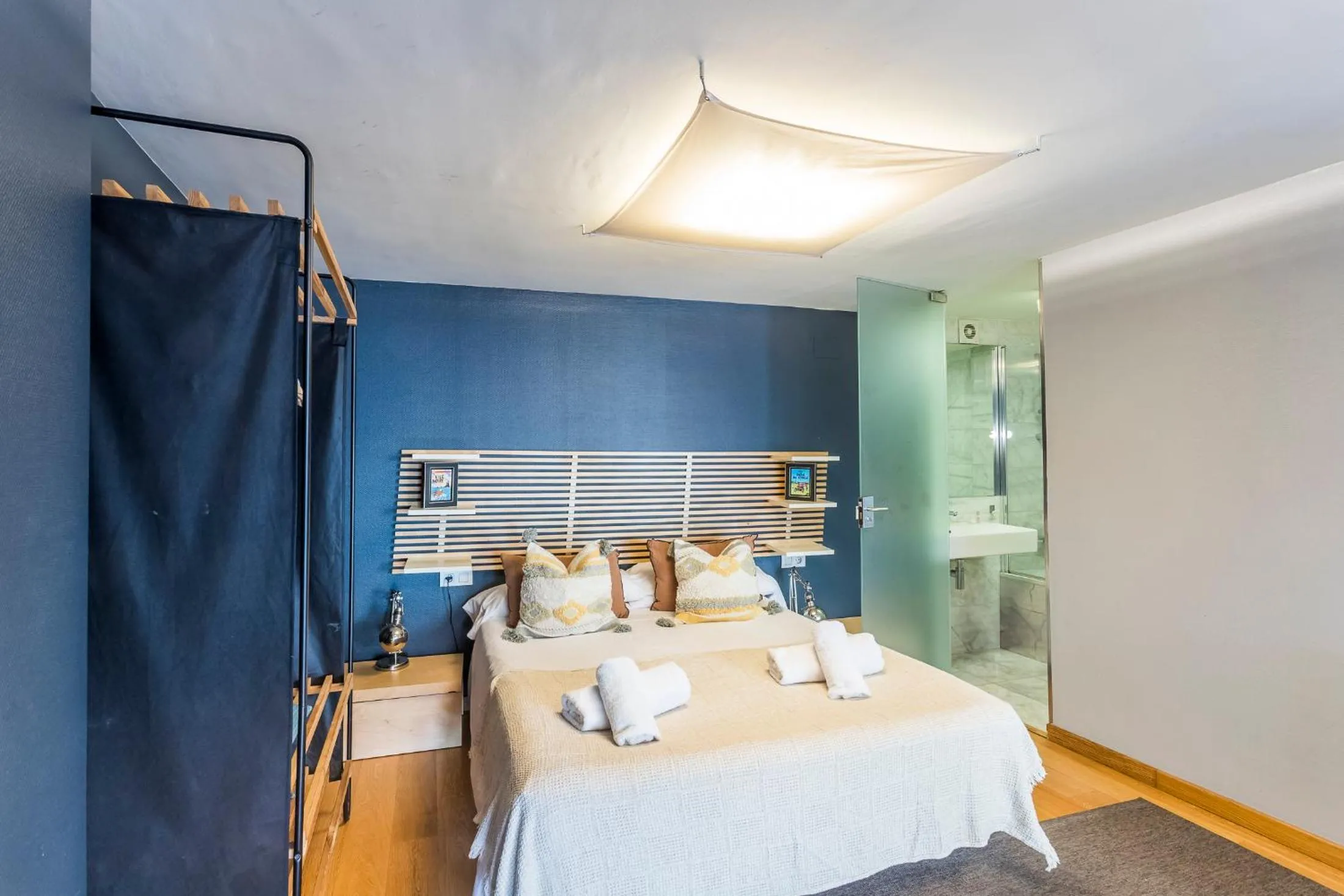 Bedroom in Apartment Barcelona Rentals - Gracia Pool Apartments Center