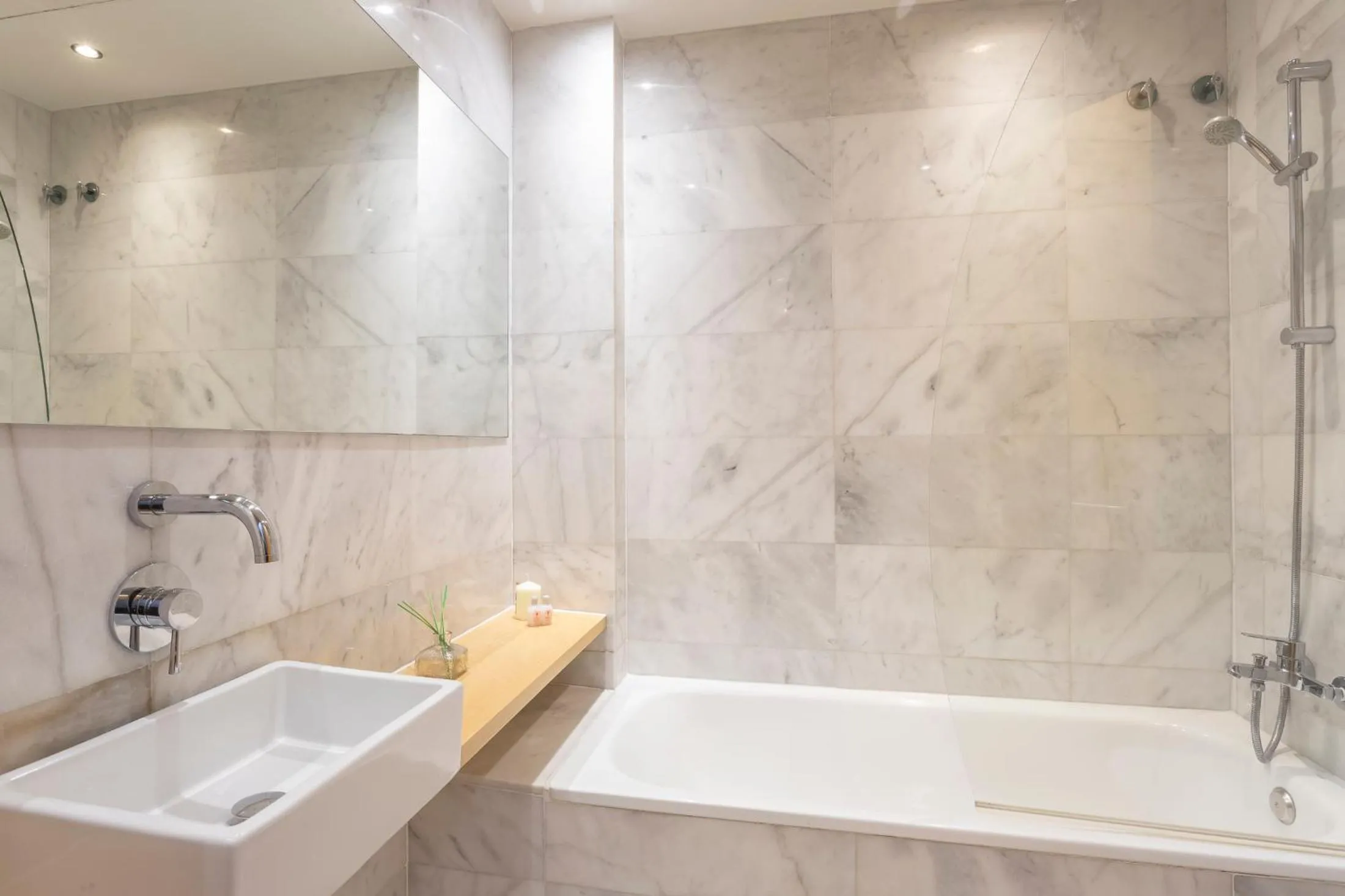 Bathroom in Apartment Barcelona Rentals - Gracia Pool Apartments Center