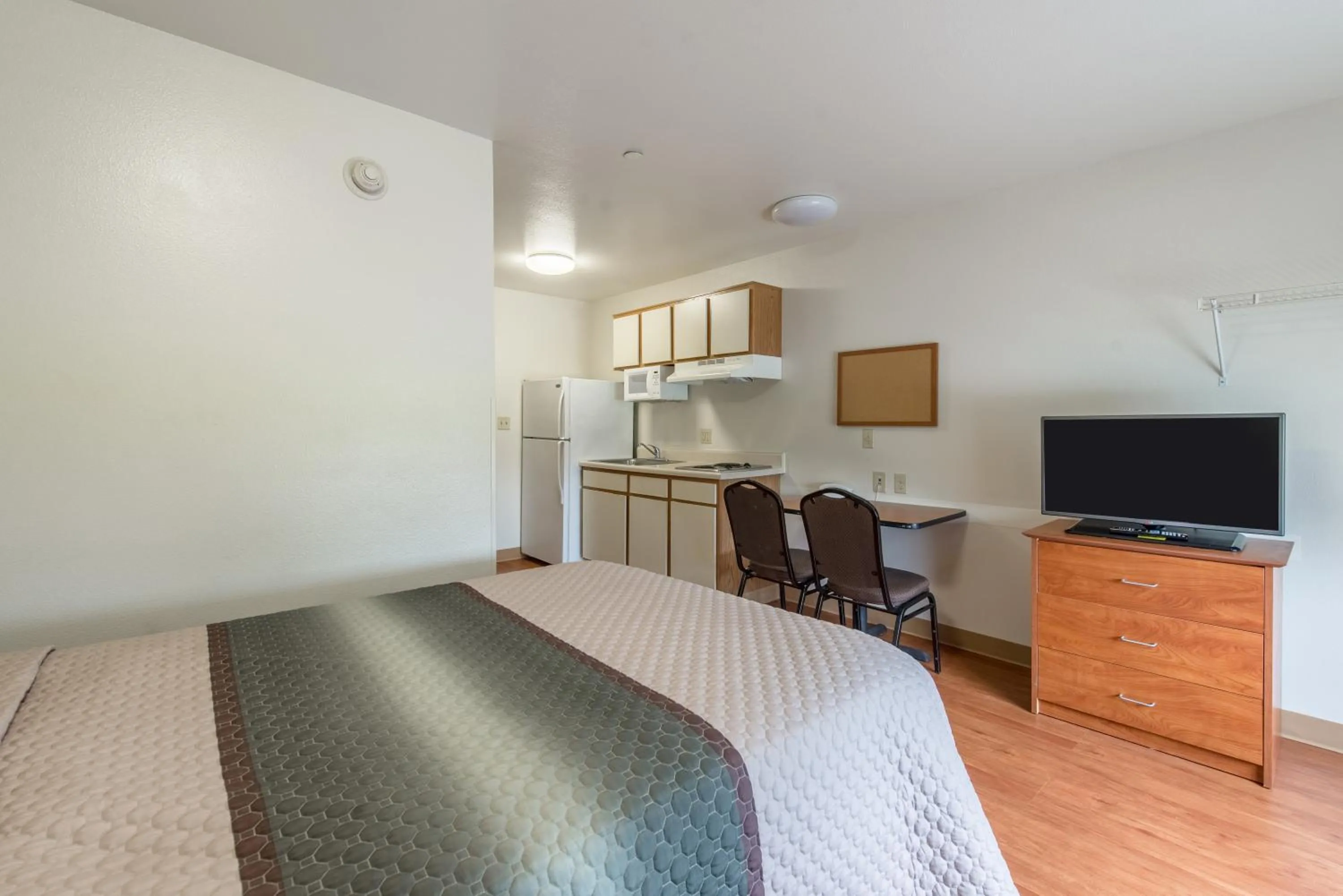 Photo of the whole room, Bed in HomeTowne Studios by Red Roof Columbus