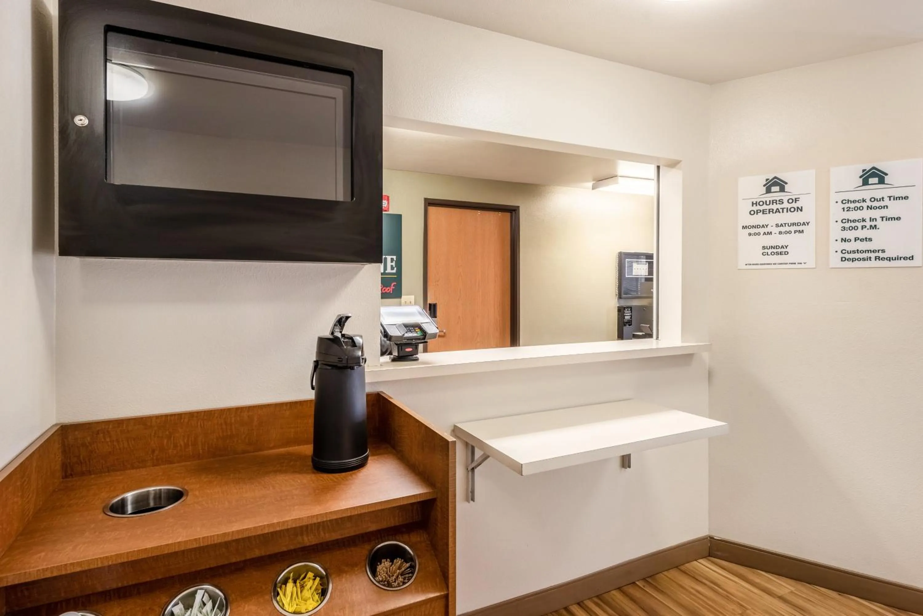 Lobby or reception in HomeTowne Studios by Red Roof Columbus