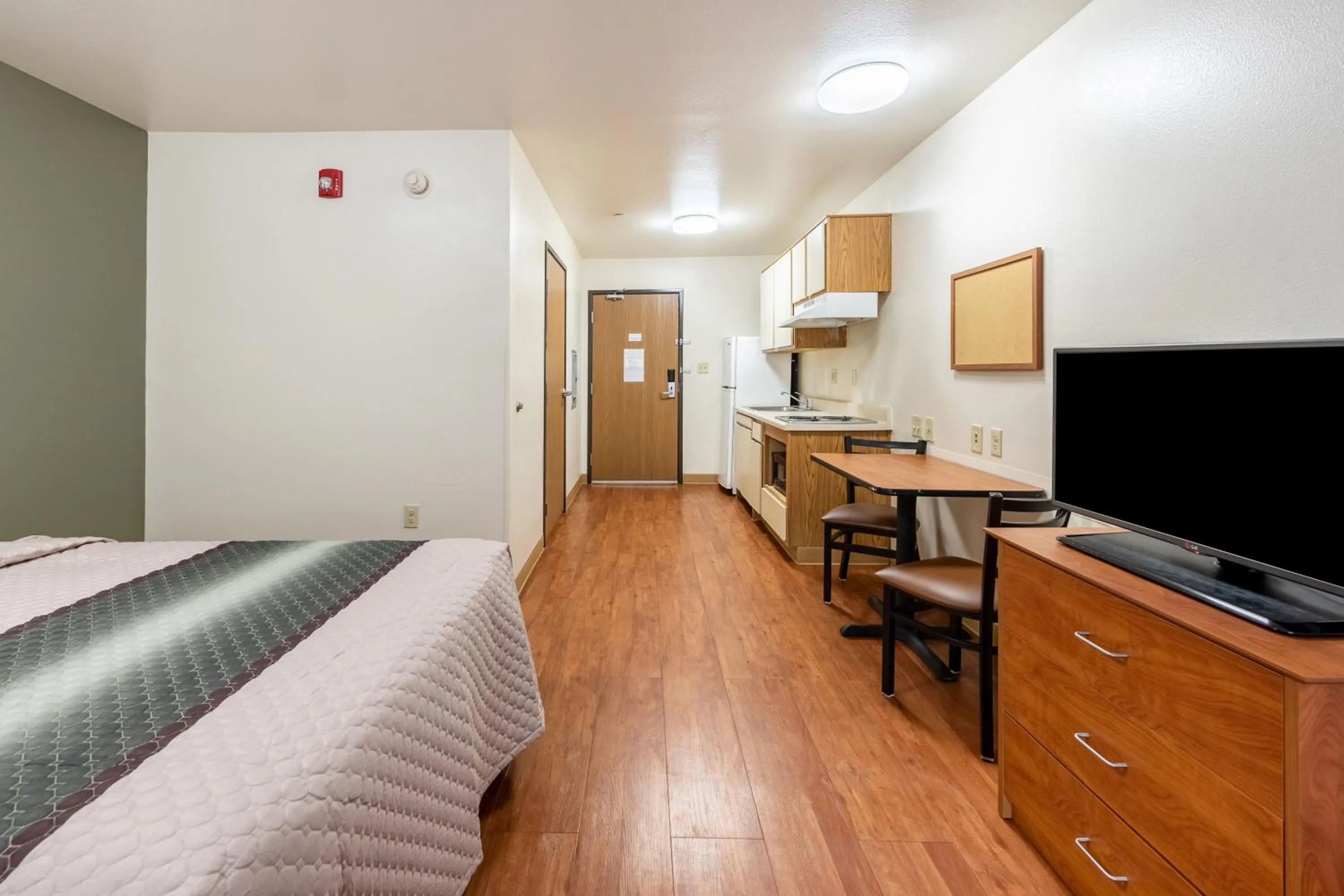 Photo of the whole room, Bed in HomeTowne Studios by Red Roof Columbus