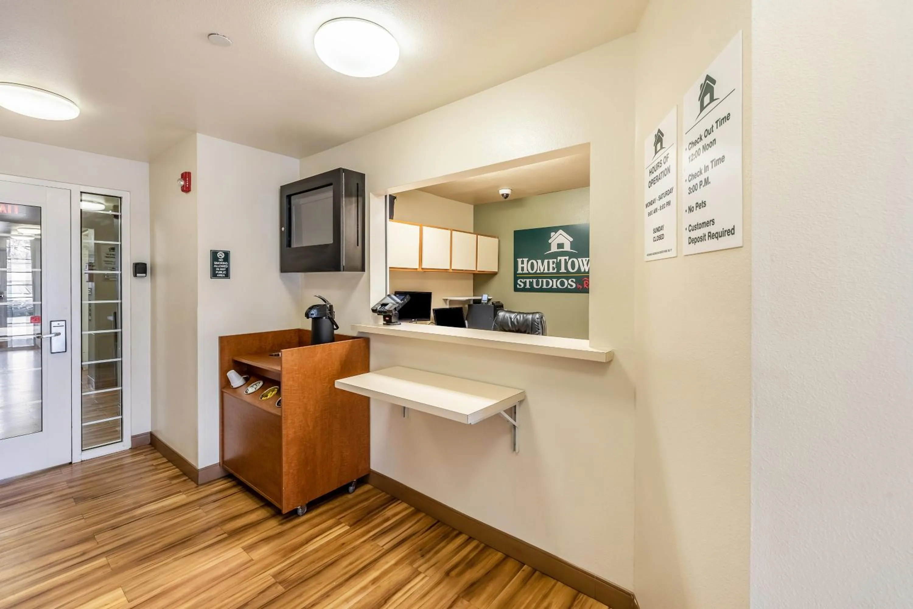 Lobby or reception in HomeTowne Studios by Red Roof Columbus