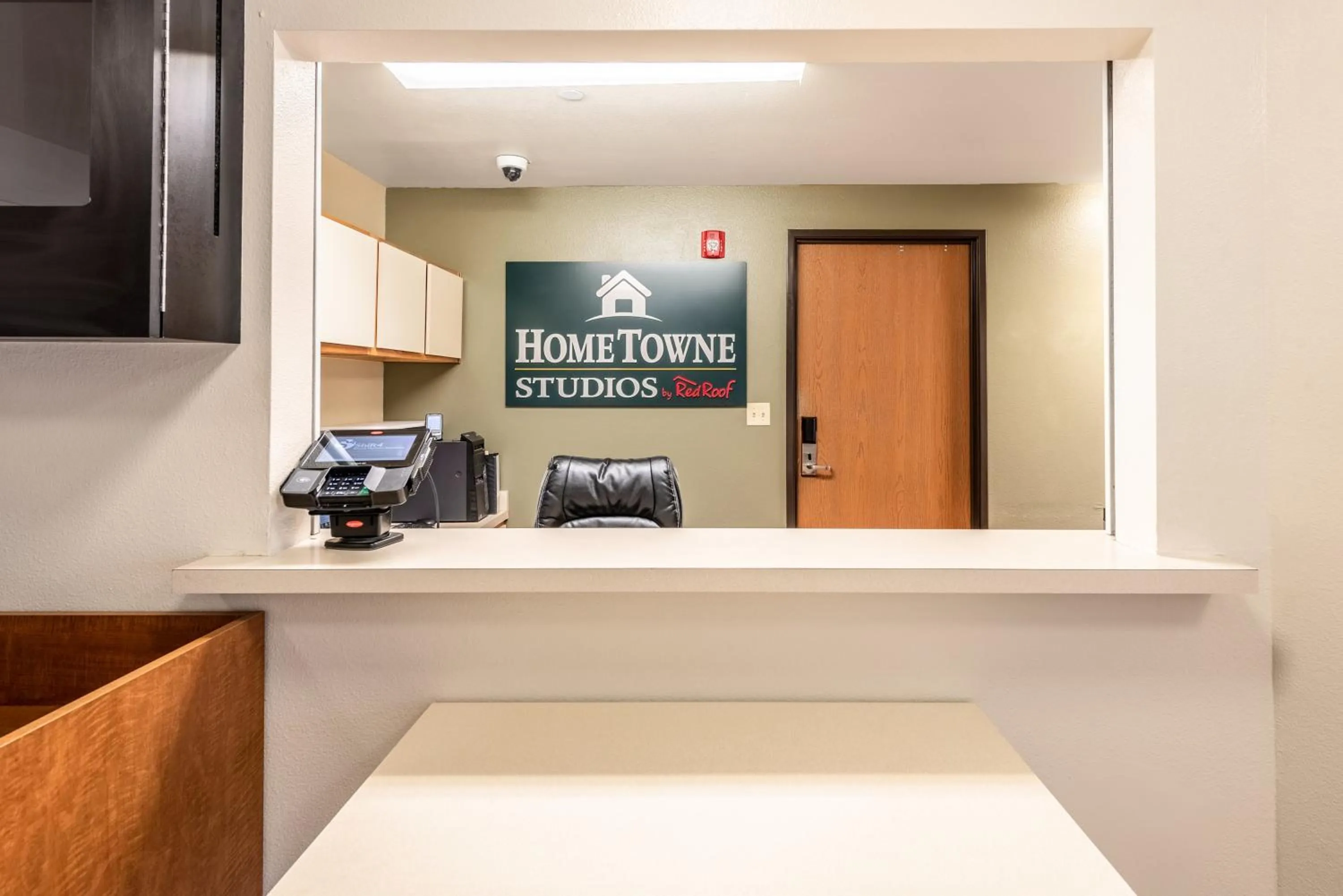 Lobby or reception in HomeTowne Studios by Red Roof Columbus