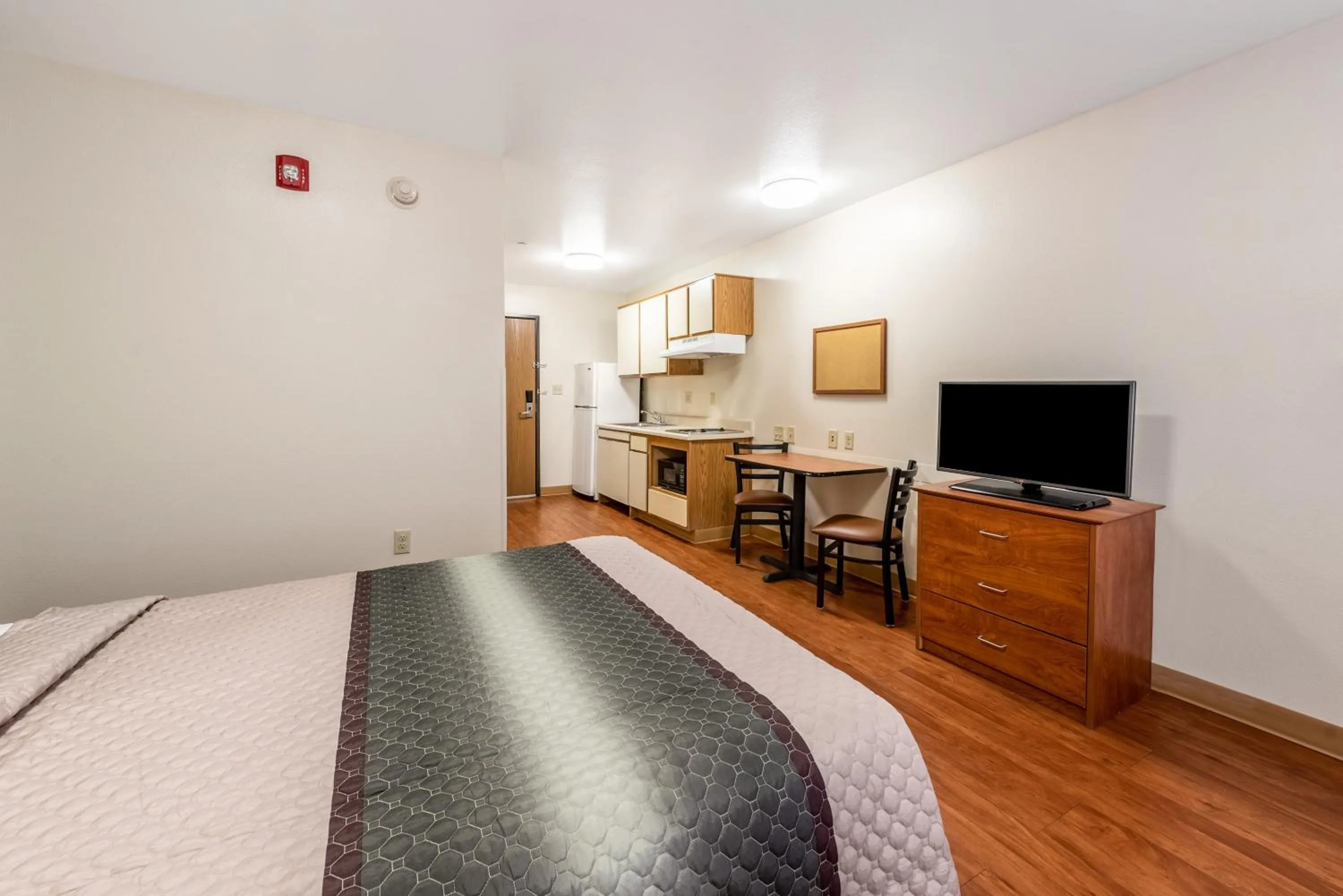 Photo of the whole room, Bed in HomeTowne Studios by Red Roof Columbus