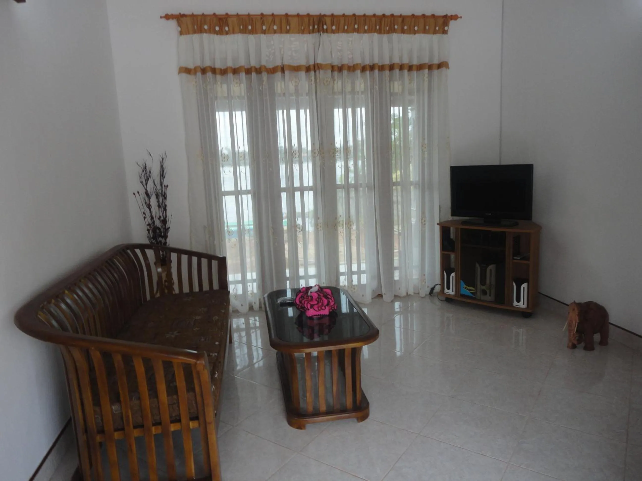 Communal lounge/ TV room in Sapara River Guest