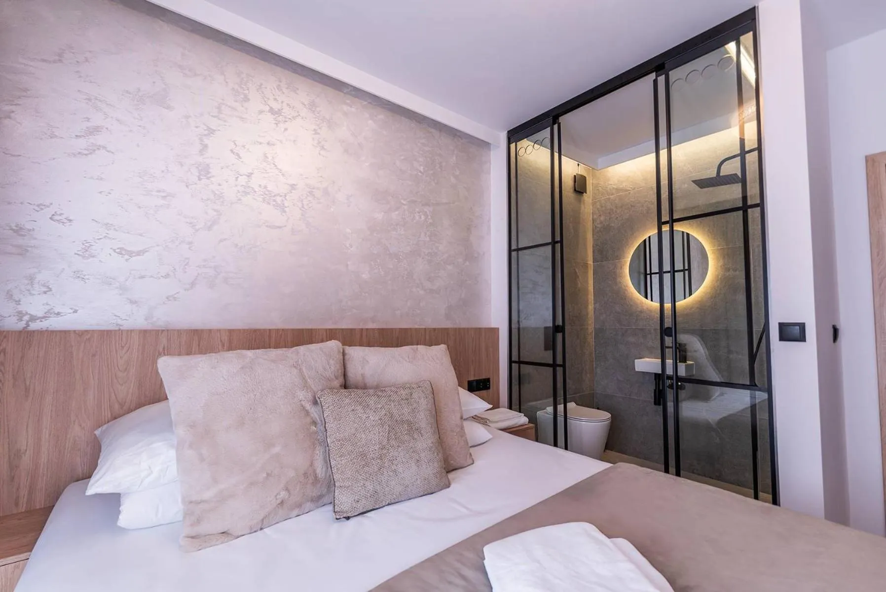 Bedroom, Bed in City Lights Apartments