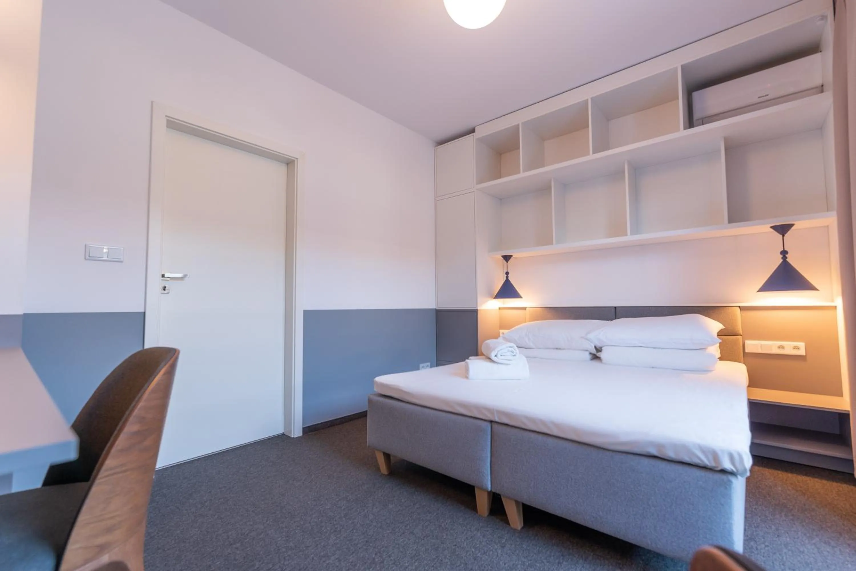 Bedroom, Bed in City Lights Apartments