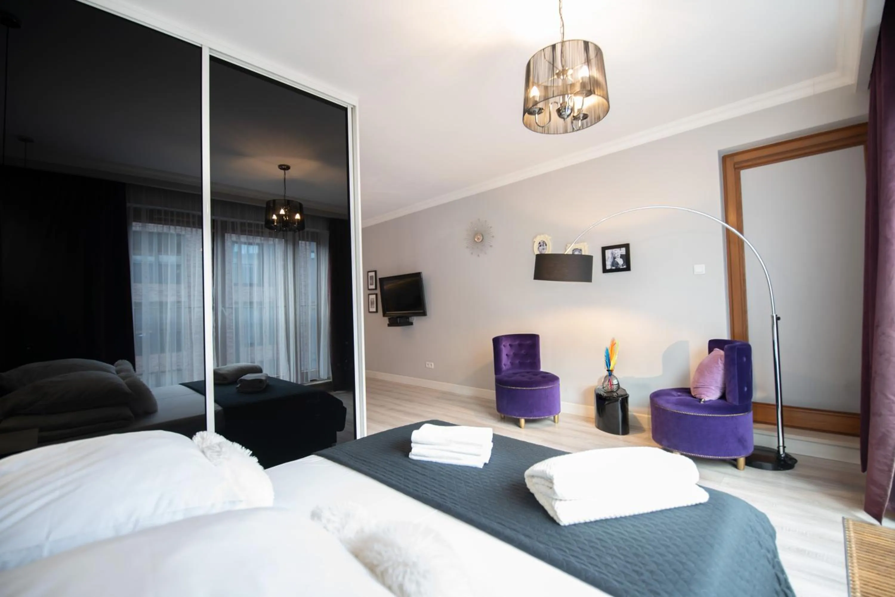 Bedroom, Bed in City Lights Apartments