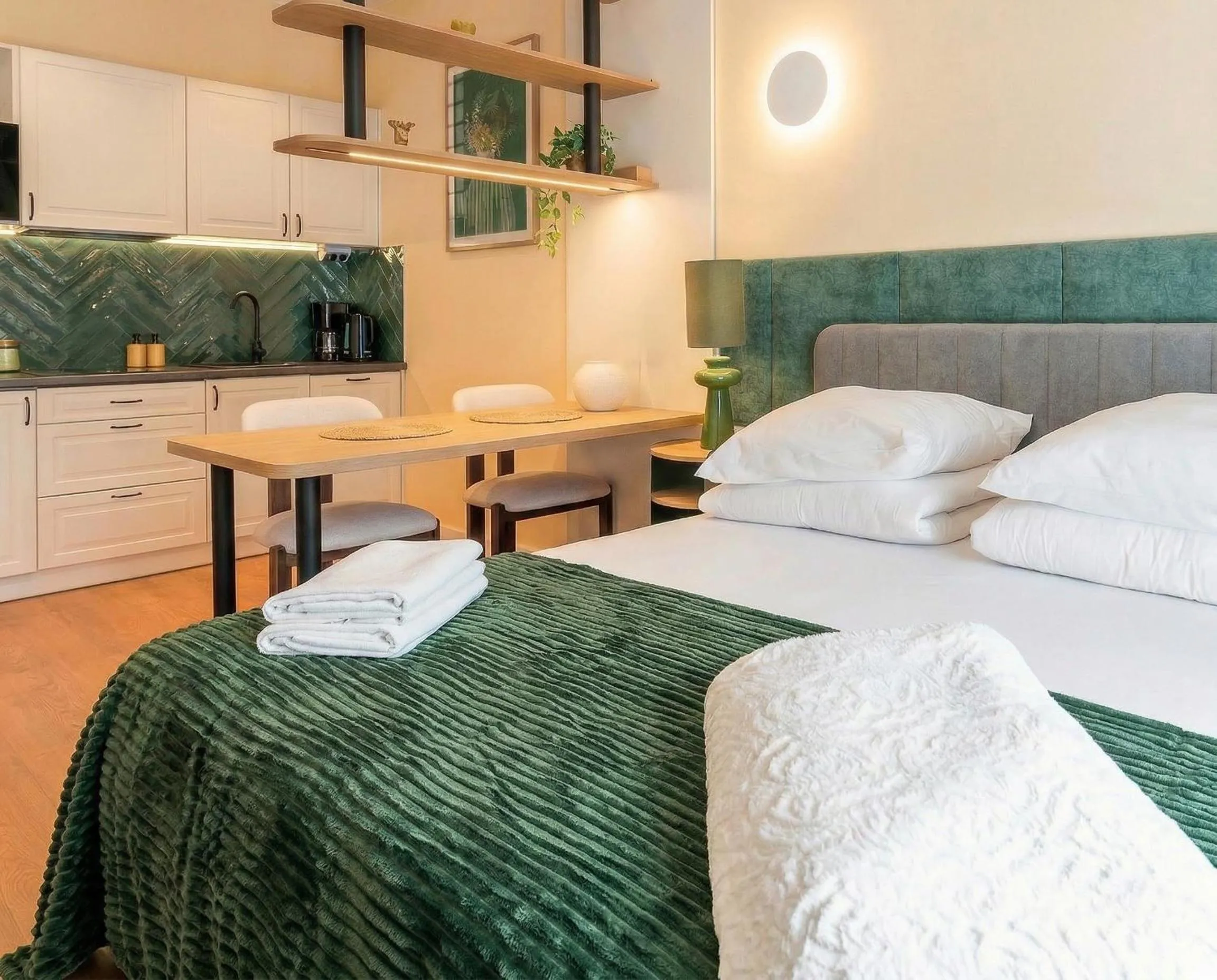 Bedroom, Bed in City Lights Apartments