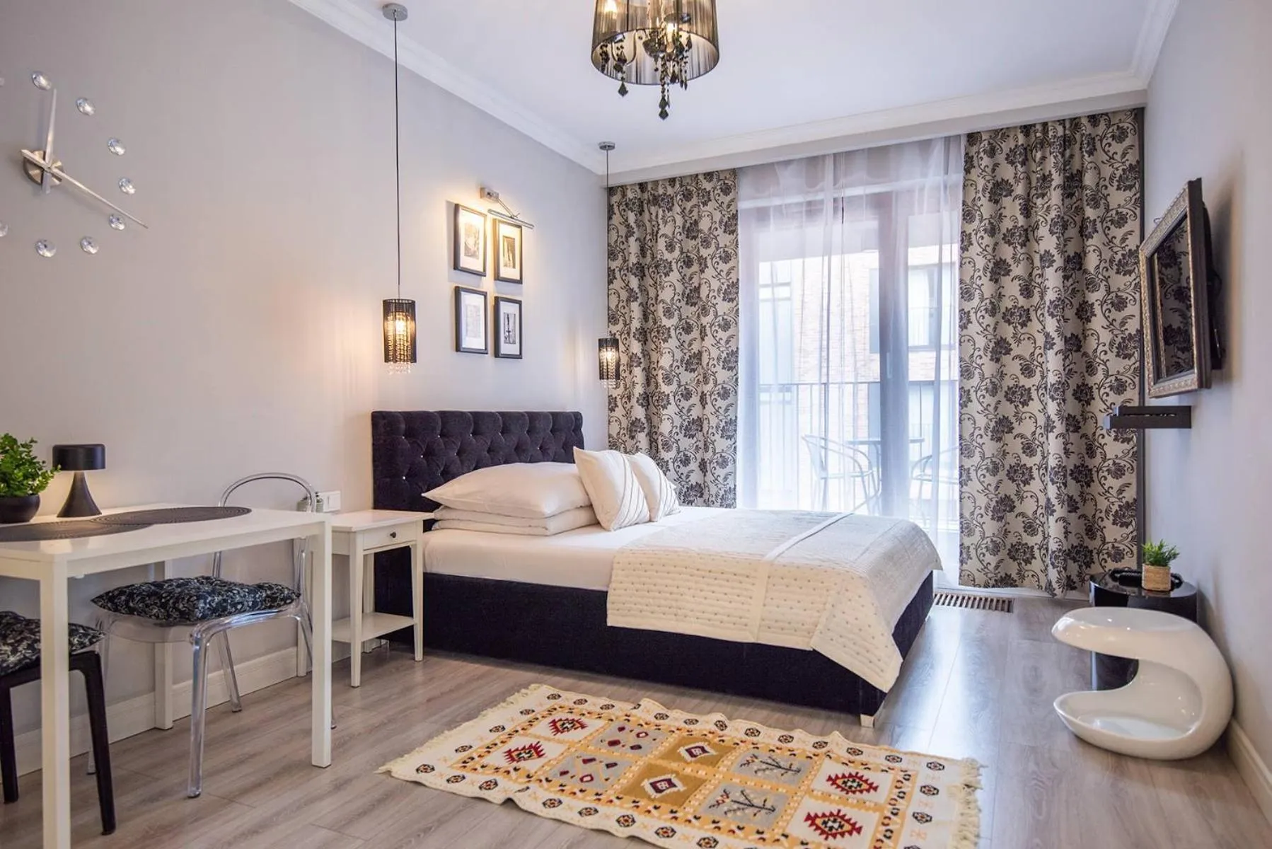 Bedroom, Bed in City Lights Apartments