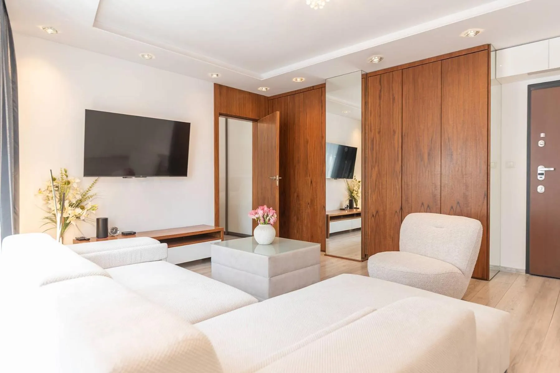 Living room, Bed in City Lights Apartments