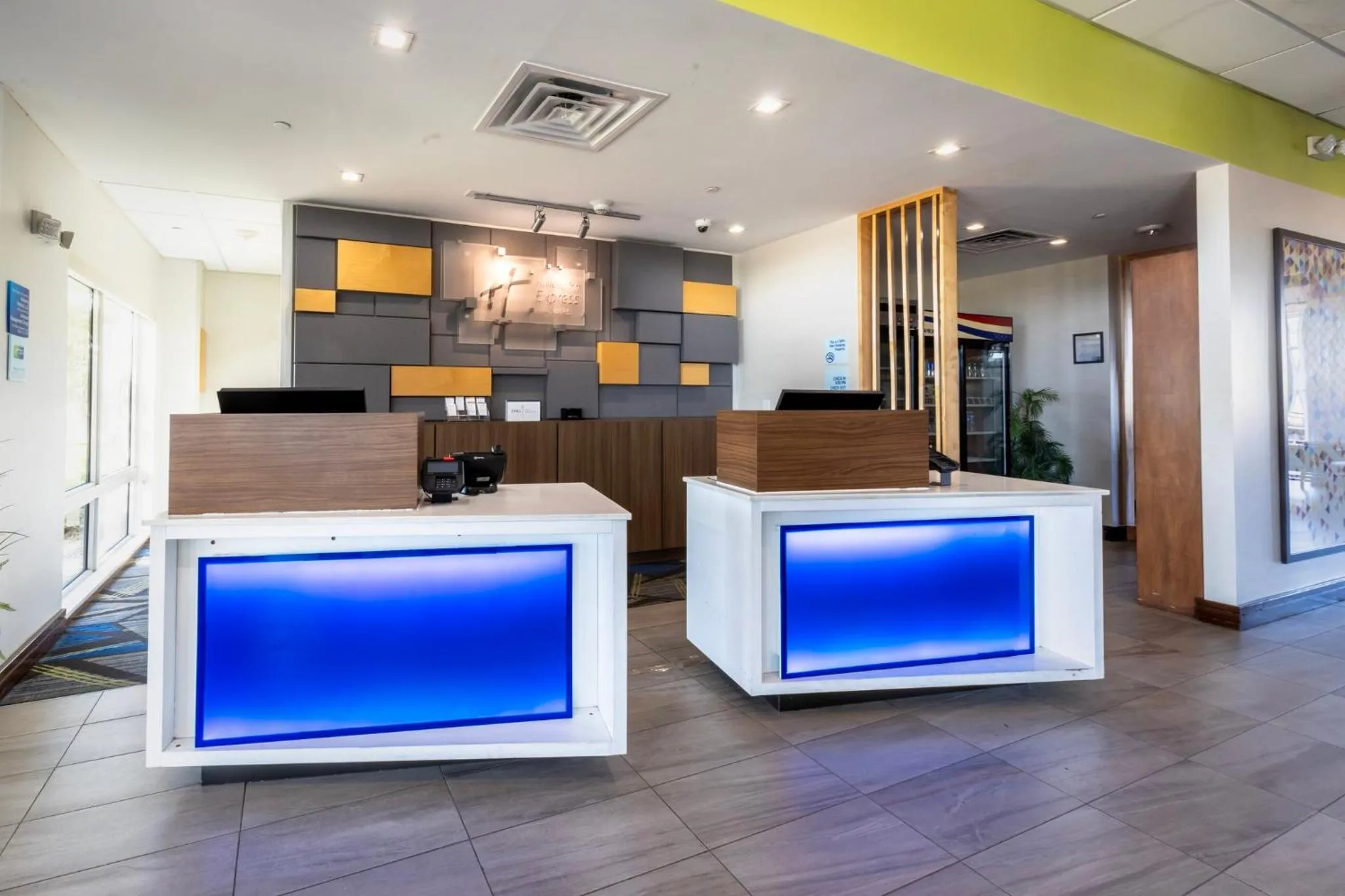 Property building in Holiday Inn Express & Suites Dallas NE Arboretum