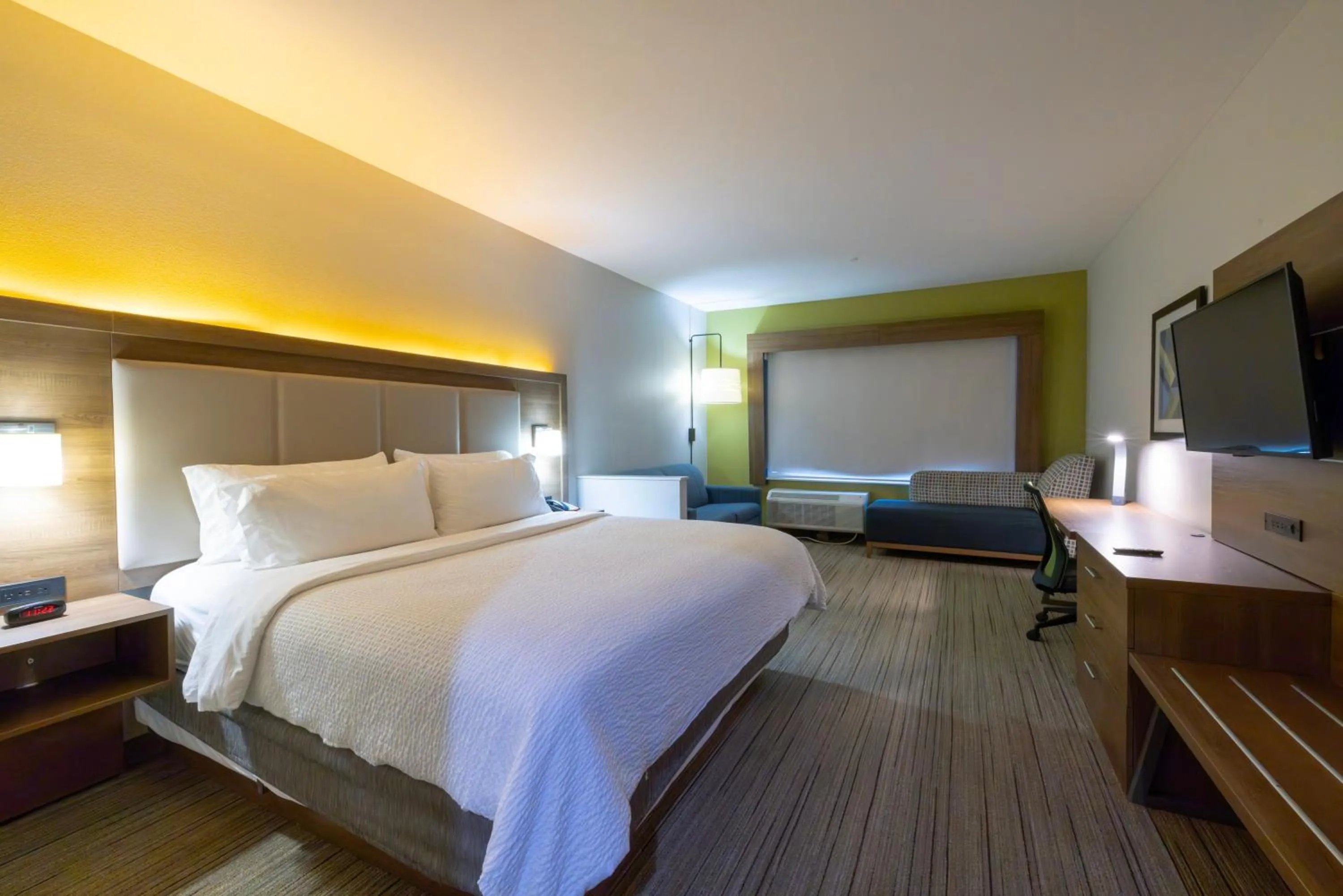 Bed in Holiday Inn Express & Suites Dallas NE Arboretum