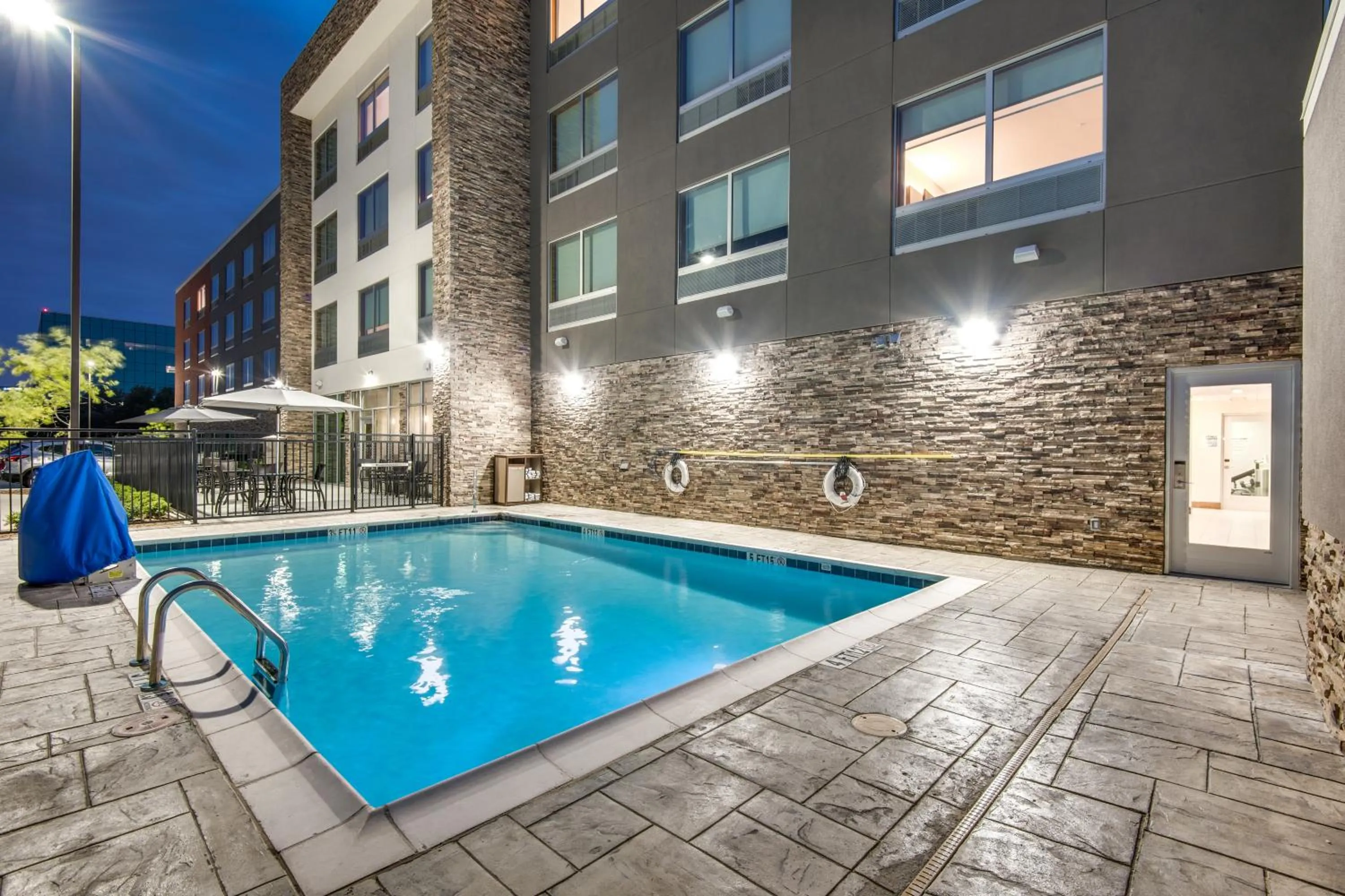 Swimming pool in Holiday Inn Express & Suites Dallas North - Addison by IHG