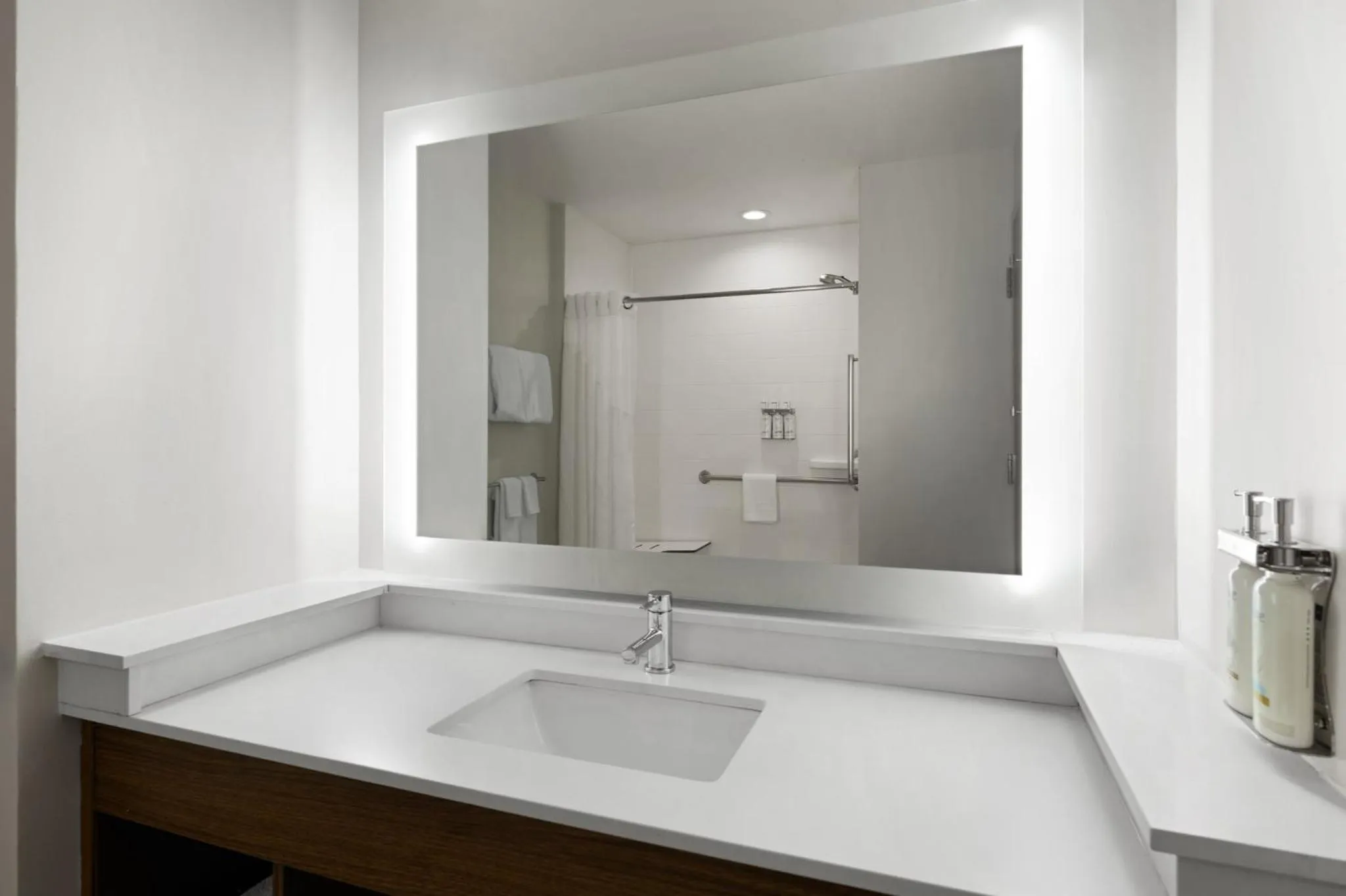 Photo of the whole room in Holiday Inn Express & Suites West Memphis by IHG