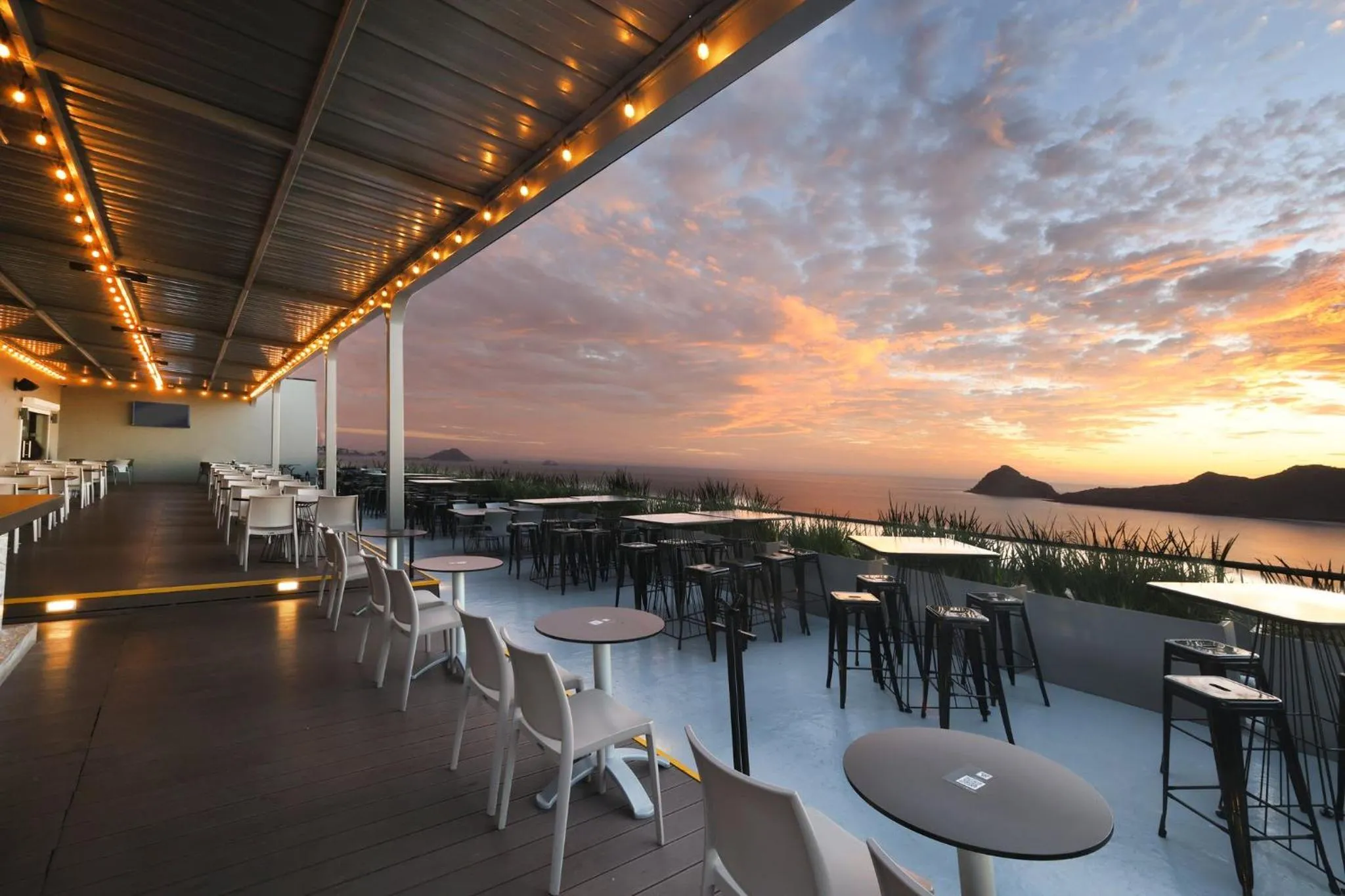 Lounge or bar in Holiday Inn Resort Mazatlan by IHG