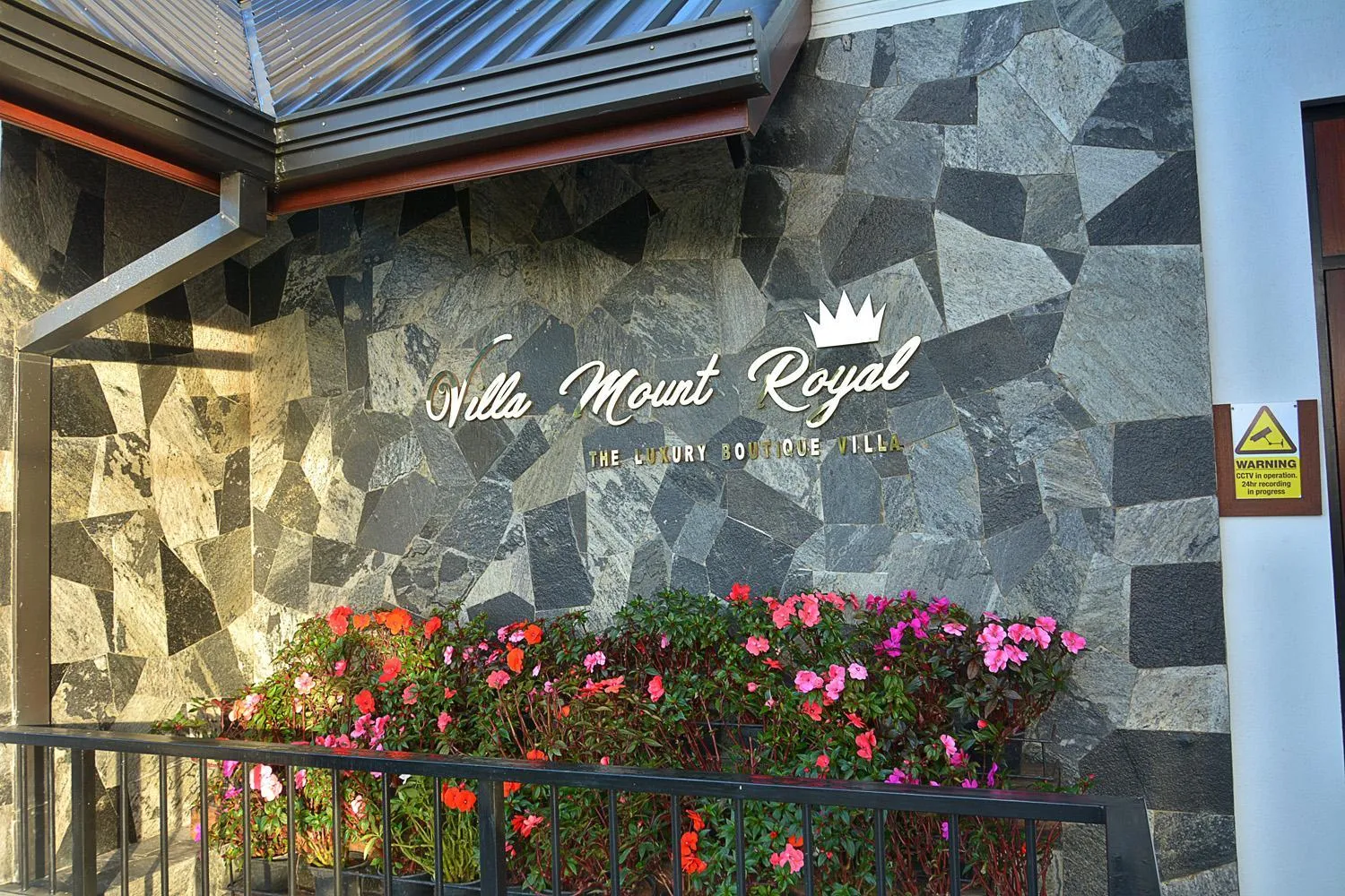 Property building in Villa Mount Royal