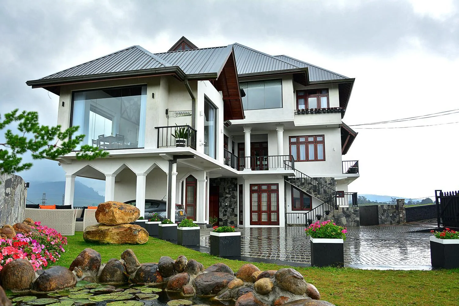 Property building in Villa Mount Royal