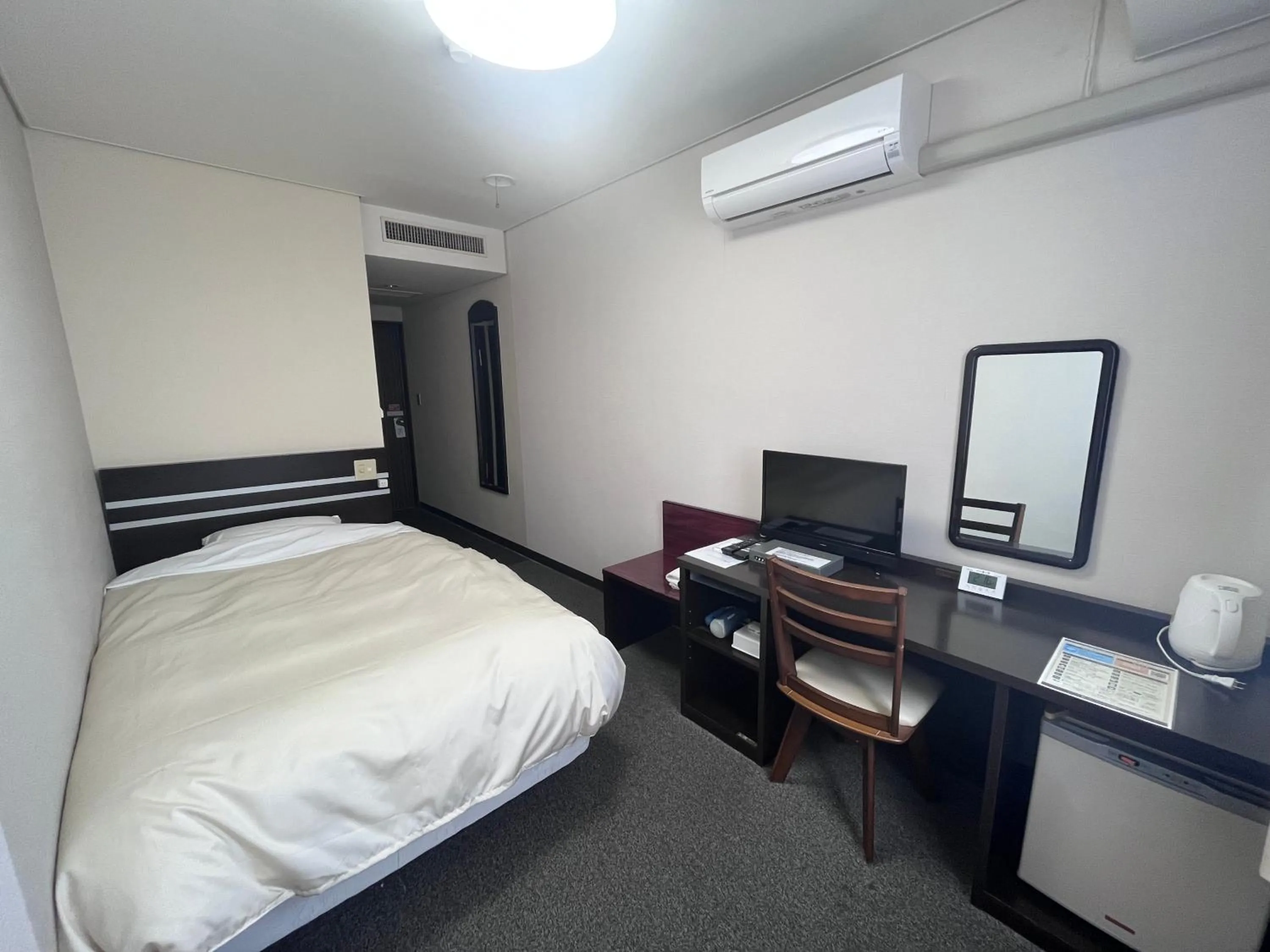 Photo of the whole room, Bed in HOTEL CROWN HILLS FUJINOMIYA