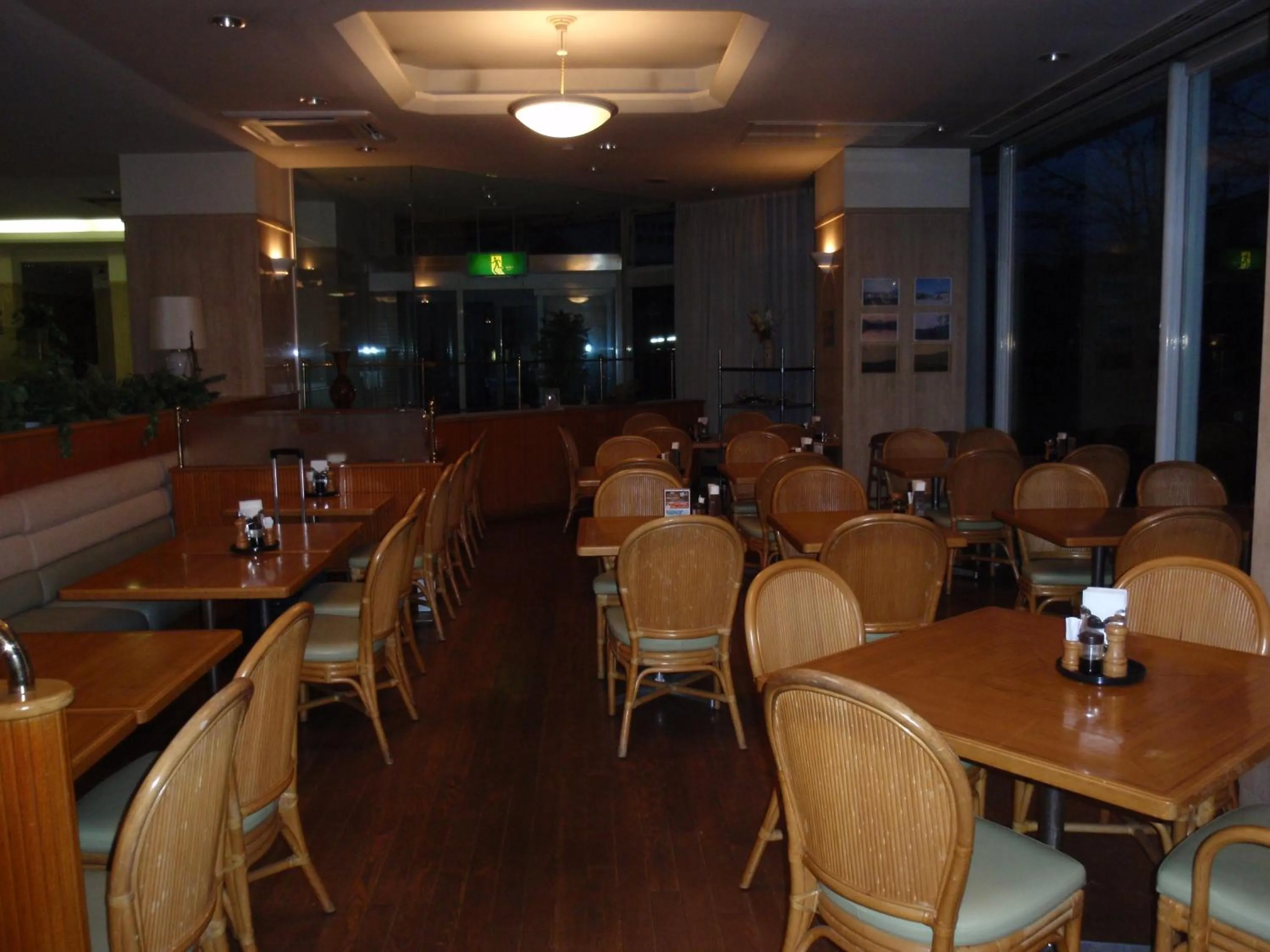 Restaurant/places to eat in Hotel Crown Hills Okaya