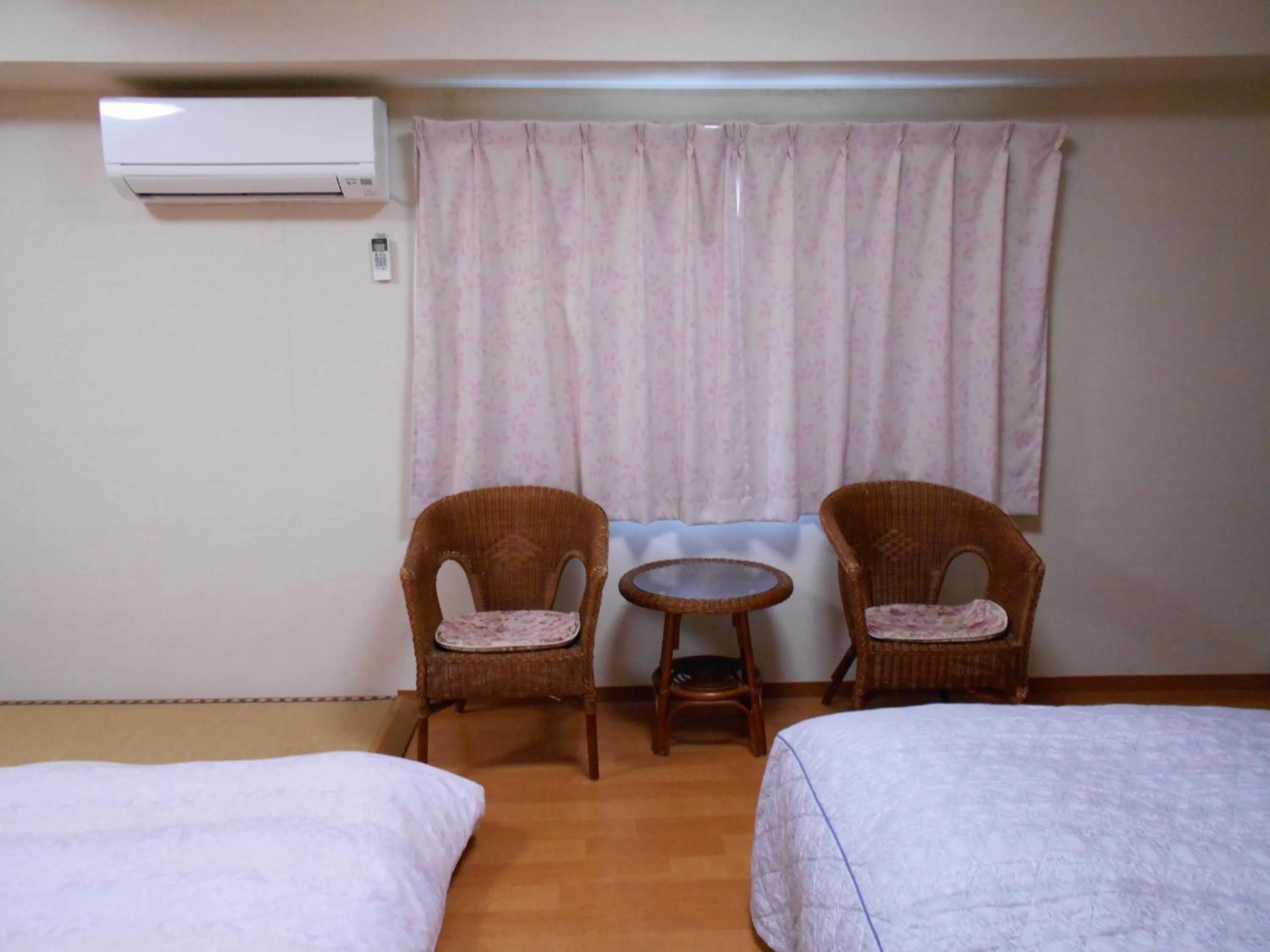 Bed in New Central Hotel Katsuta