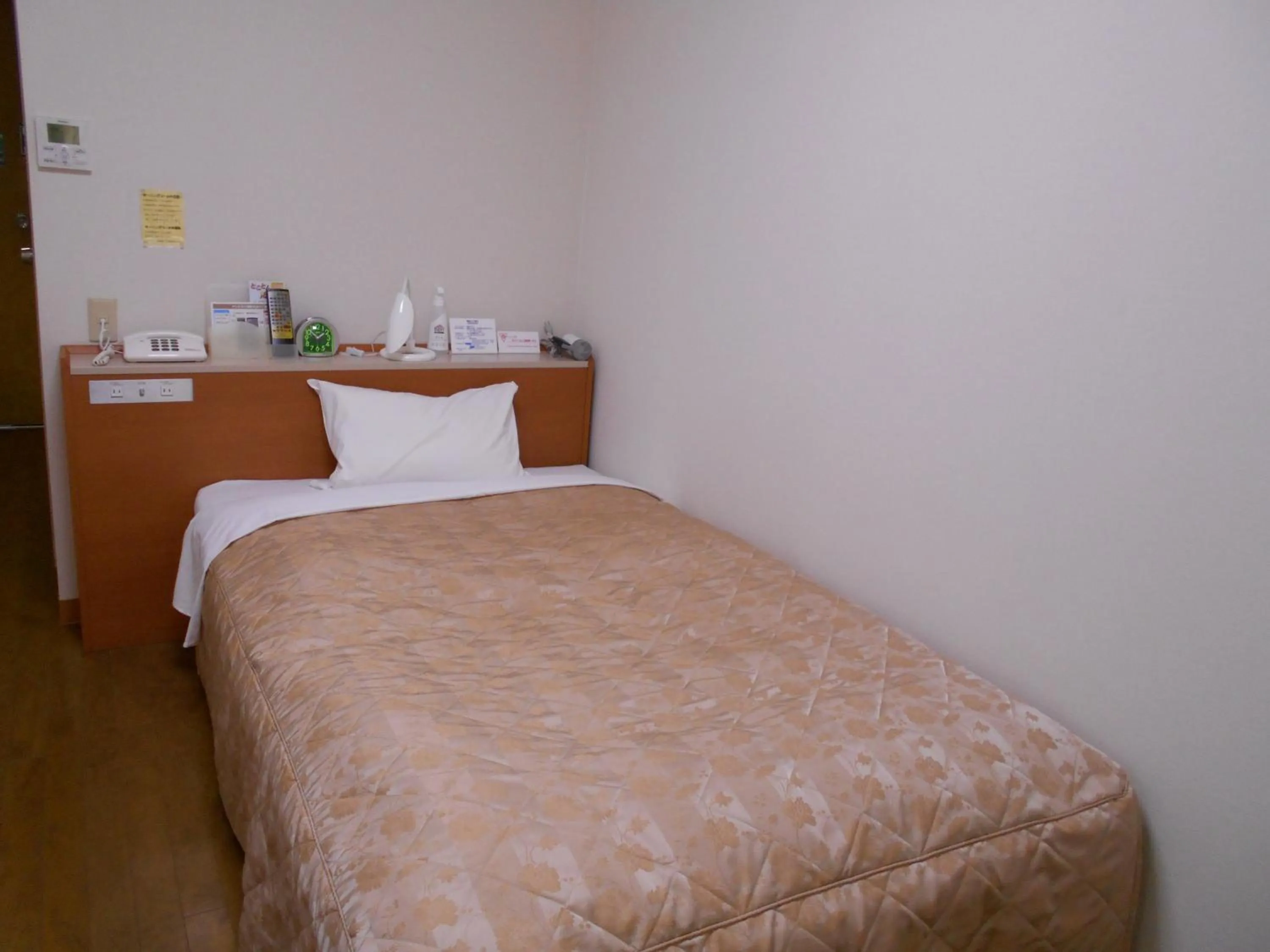 Bed in New Central Hotel Katsuta