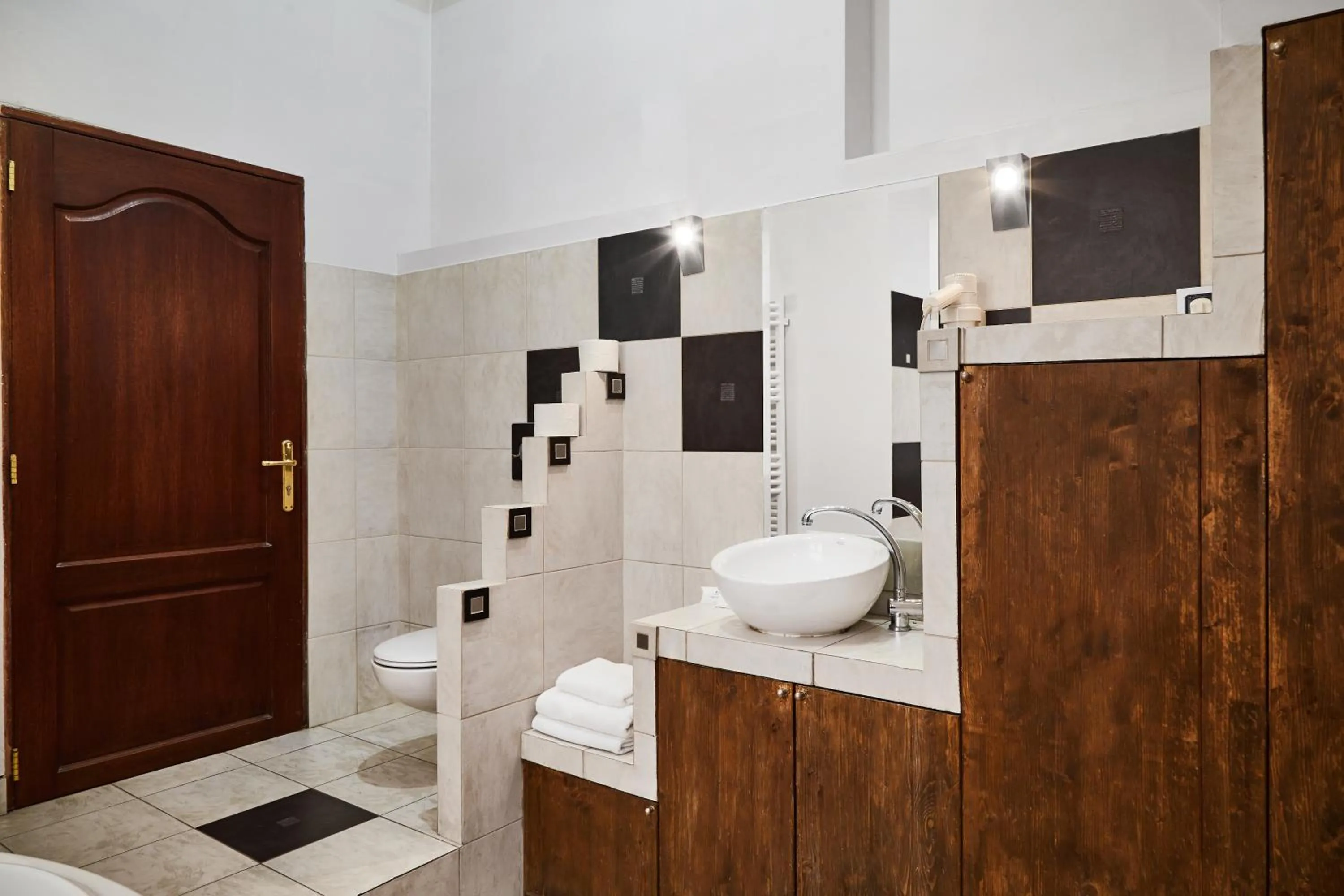 Shower in Krakow For You Main Square Apartments