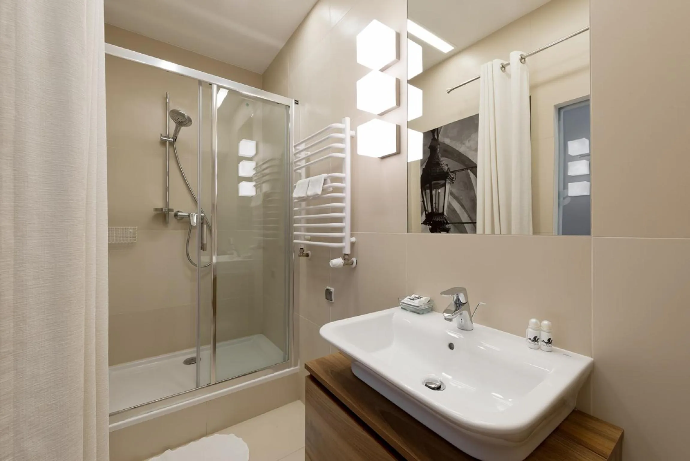 Shower in Krakow For You Main Square Apartments