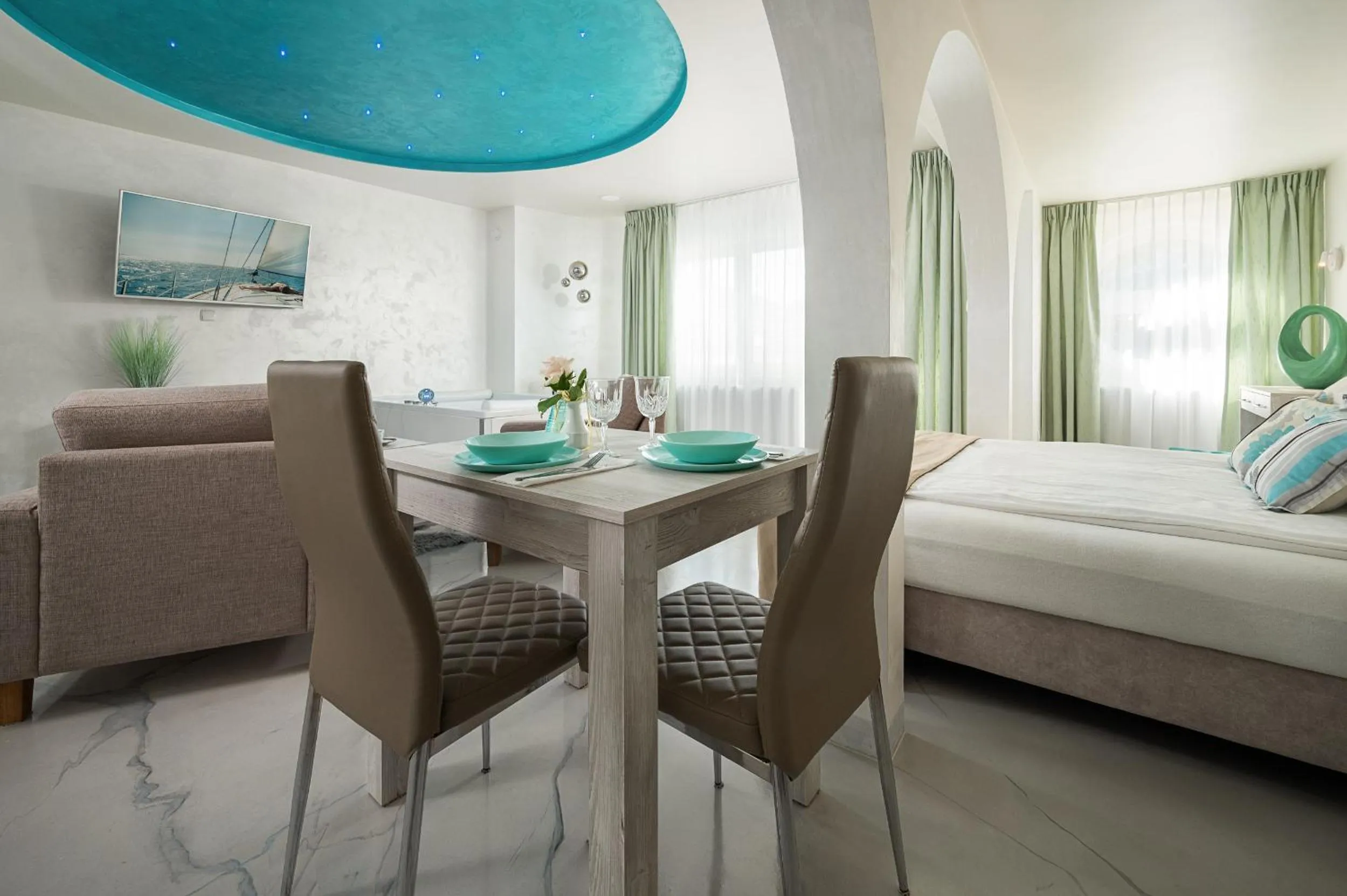 Dining area, Bed in Kameralny Aparthotel Elegante Władysławowo - Adults Only