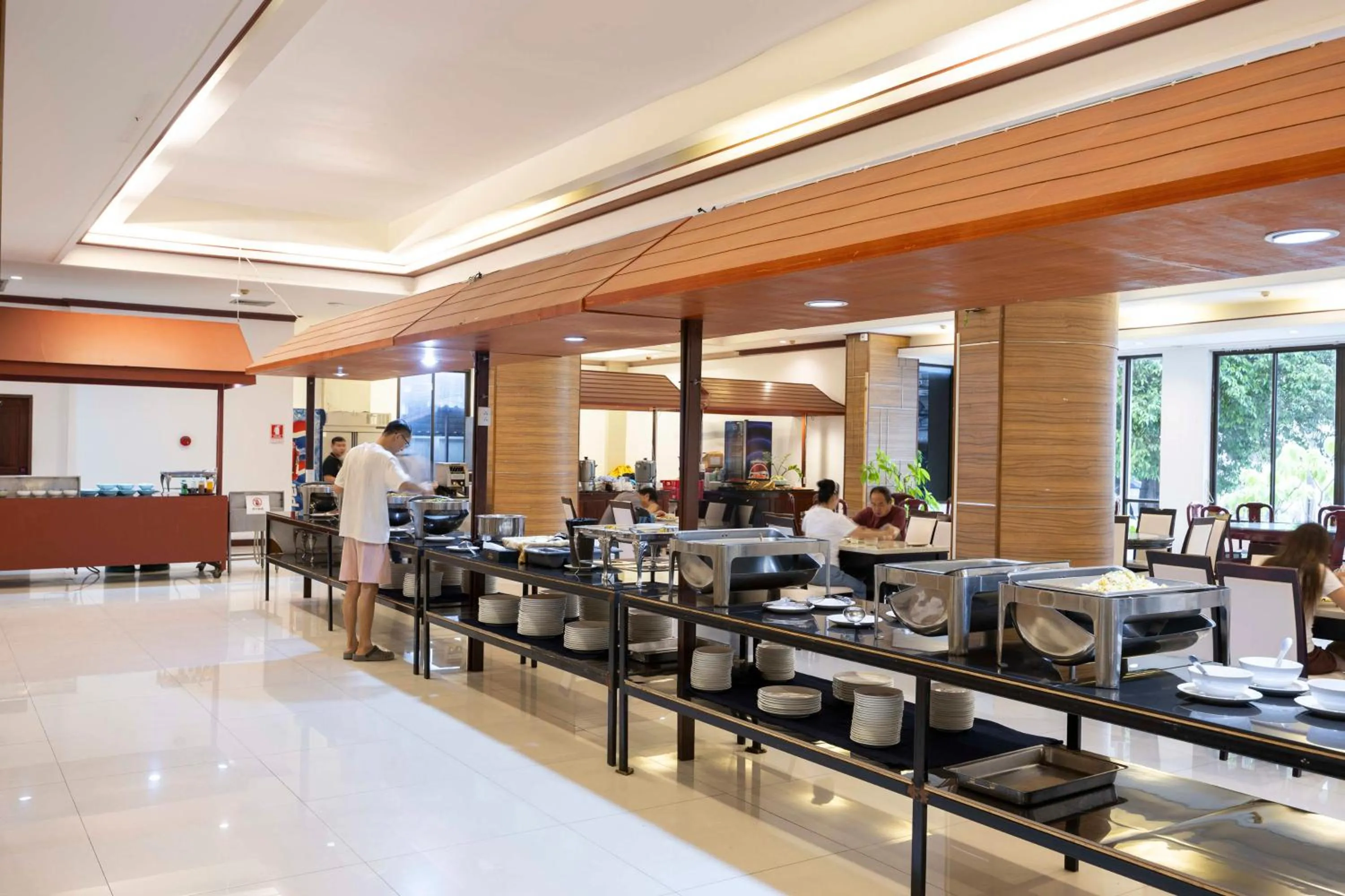 Restaurant/places to eat in The President Hotel at Chokchai 4
