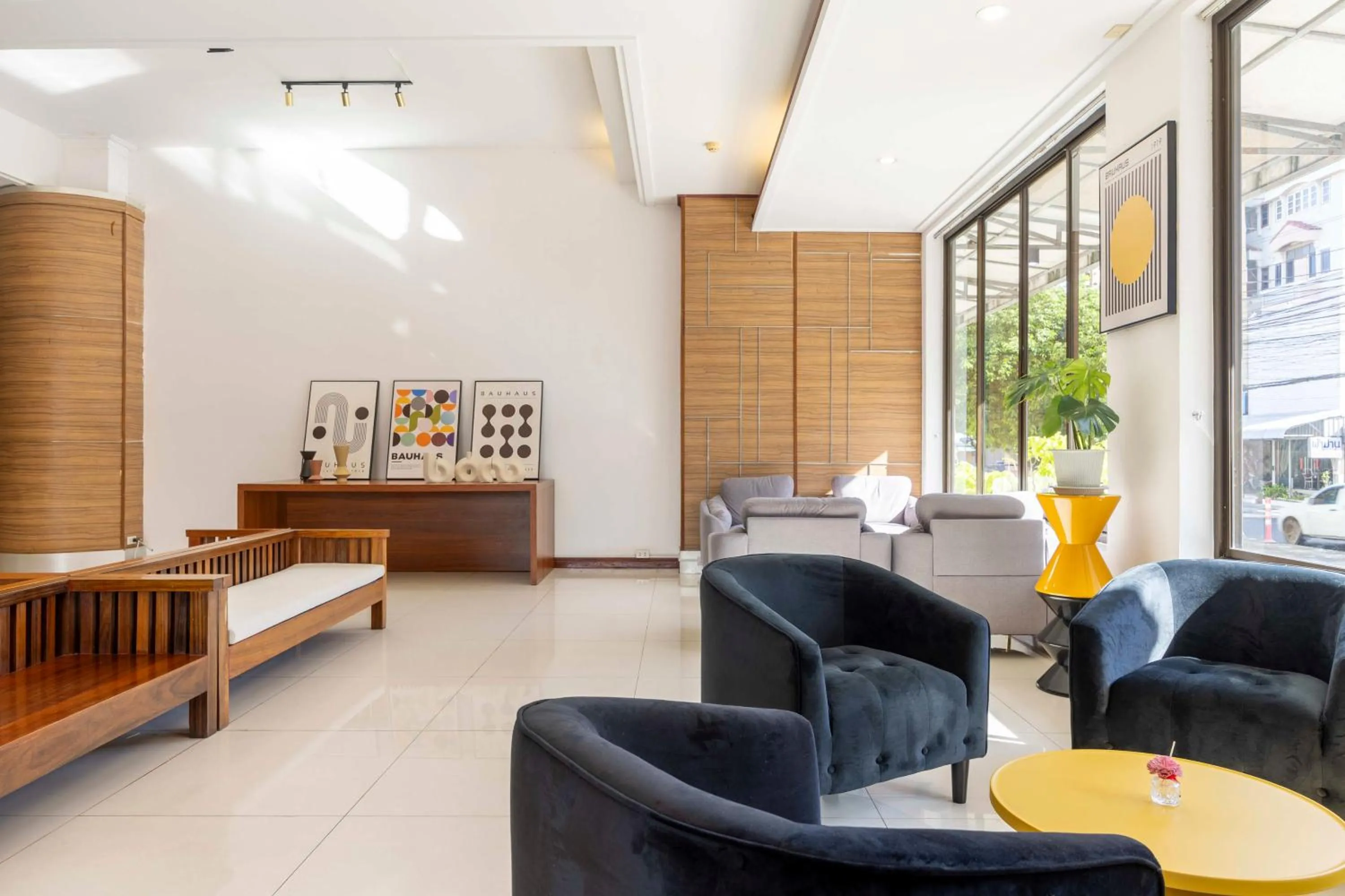 Seating area in The President Hotel at Chokchai 4