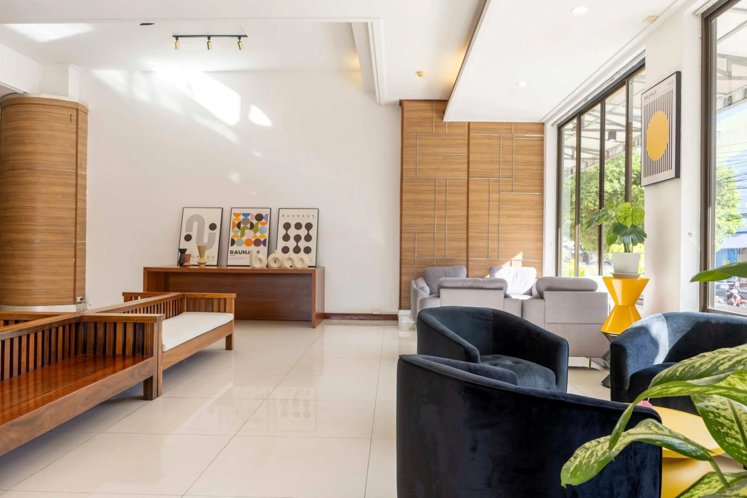 Seating area in The President Hotel at Chokchai 4