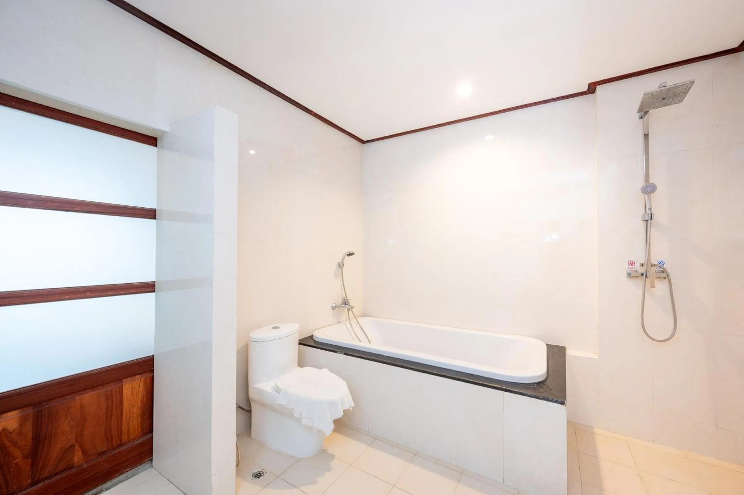 Shower in The President Hotel at Chokchai 4