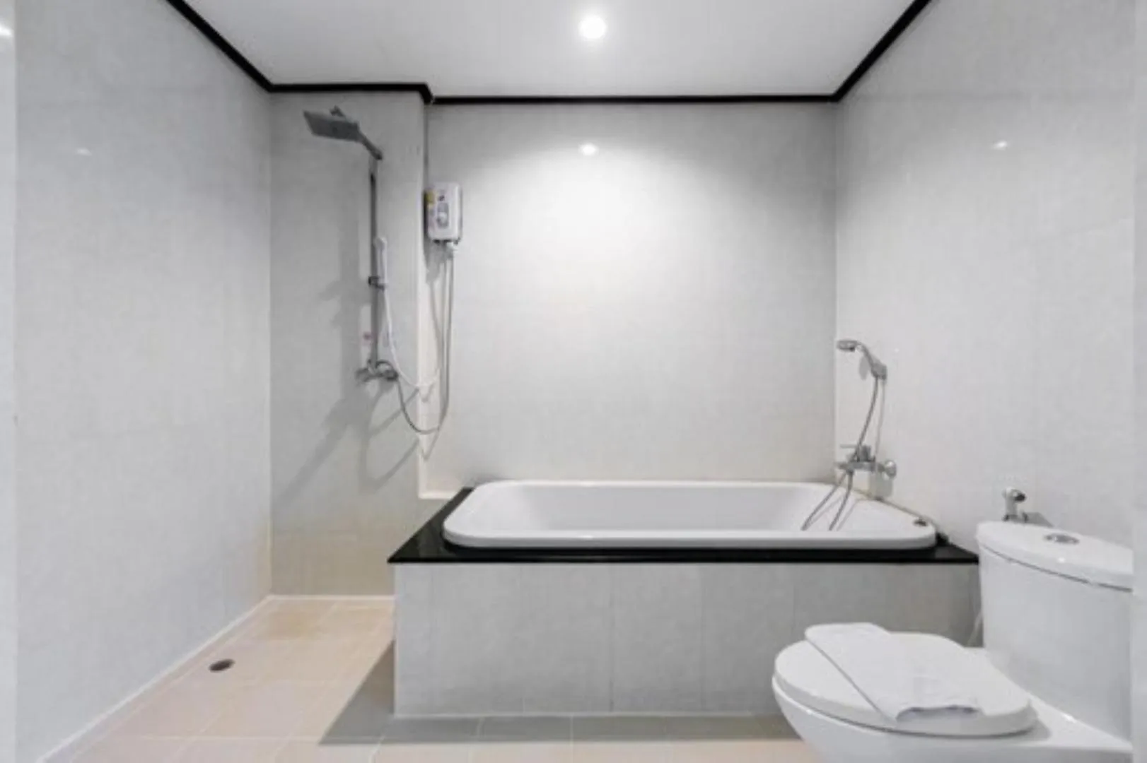 Toilet in The President Hotel at Chokchai 4