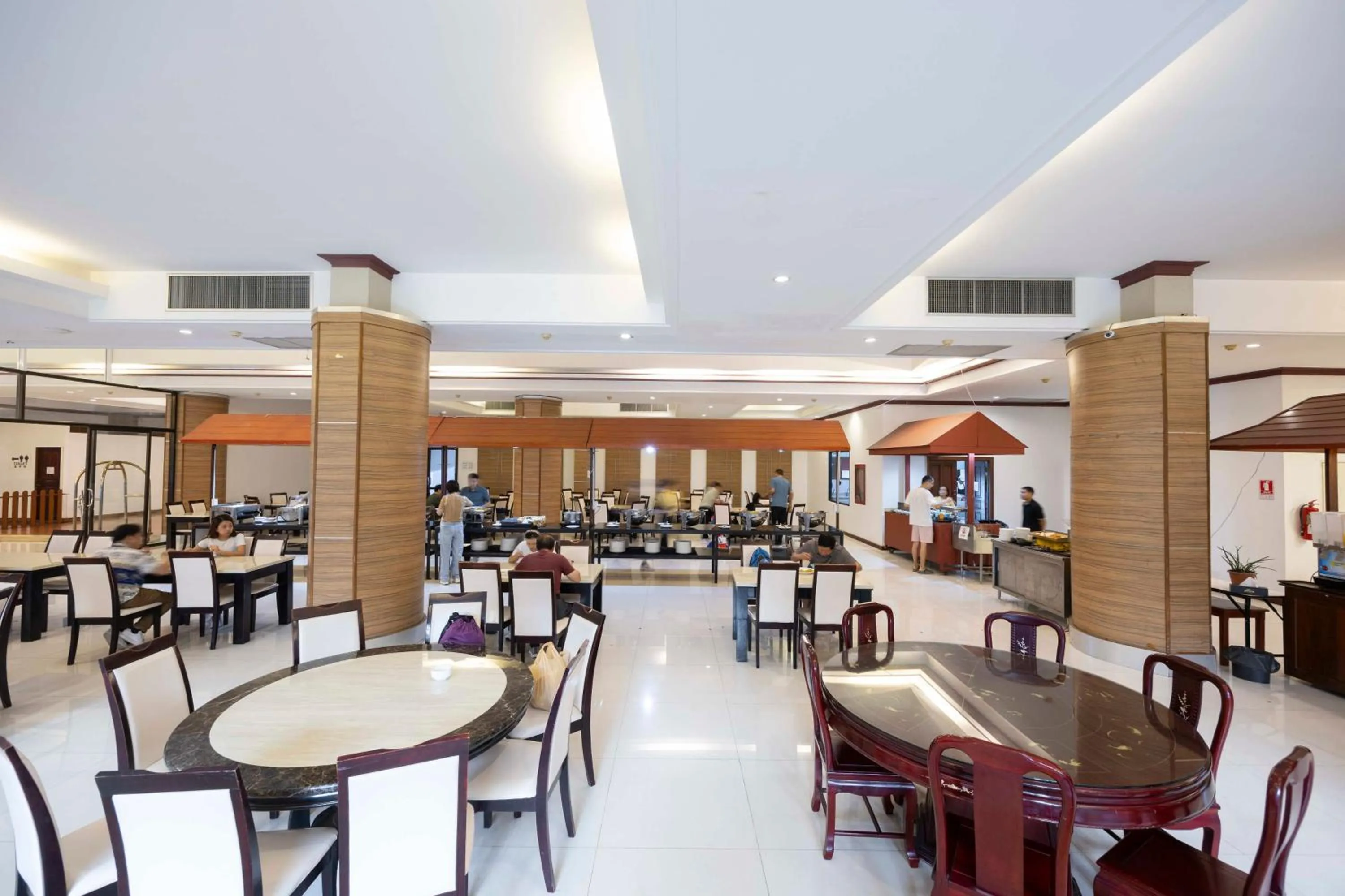 Restaurant/places to eat in The President Hotel at Chokchai 4