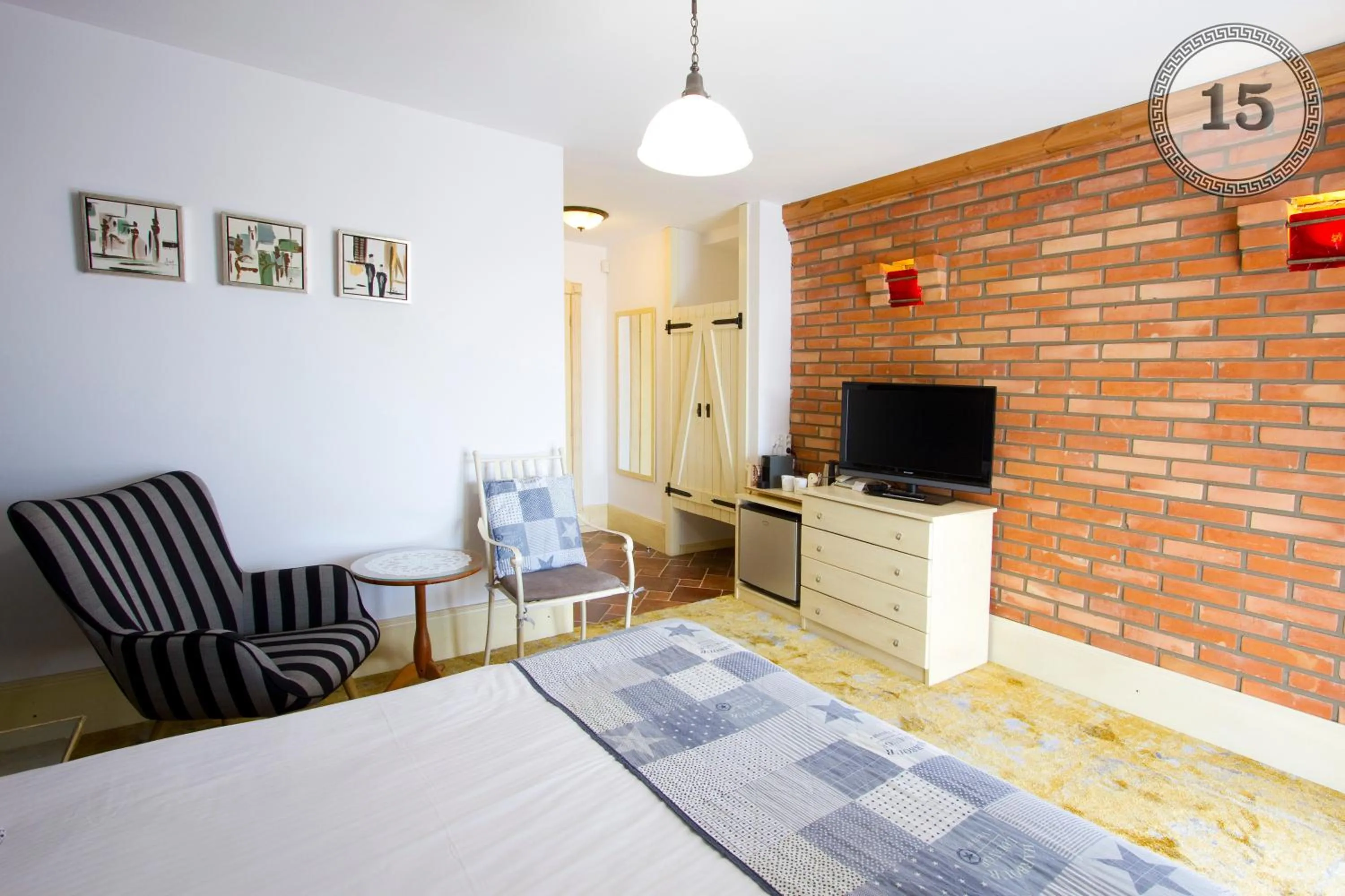 Photo of the whole room in Willa Meander