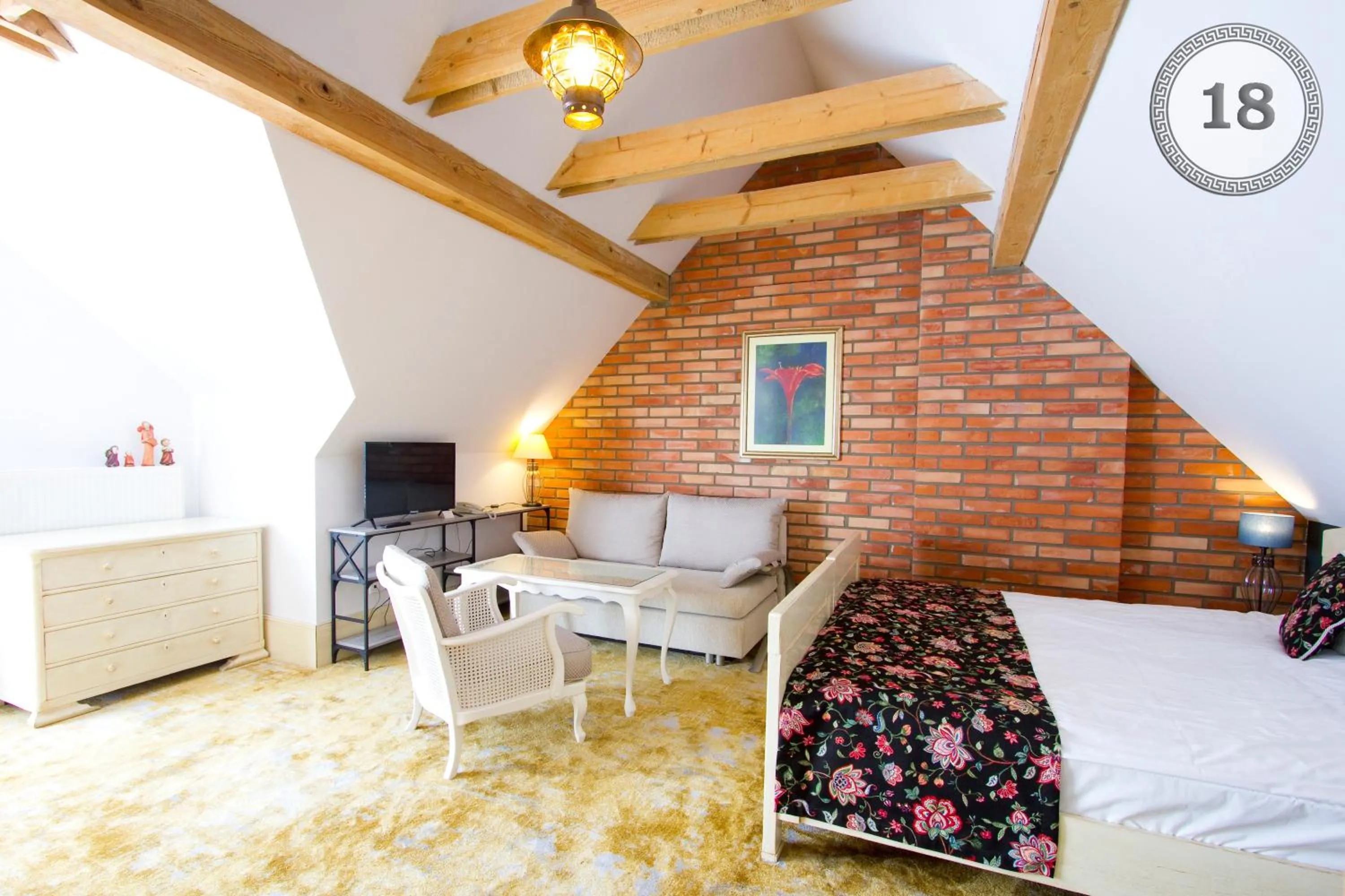 Photo of the whole room in Willa Meander