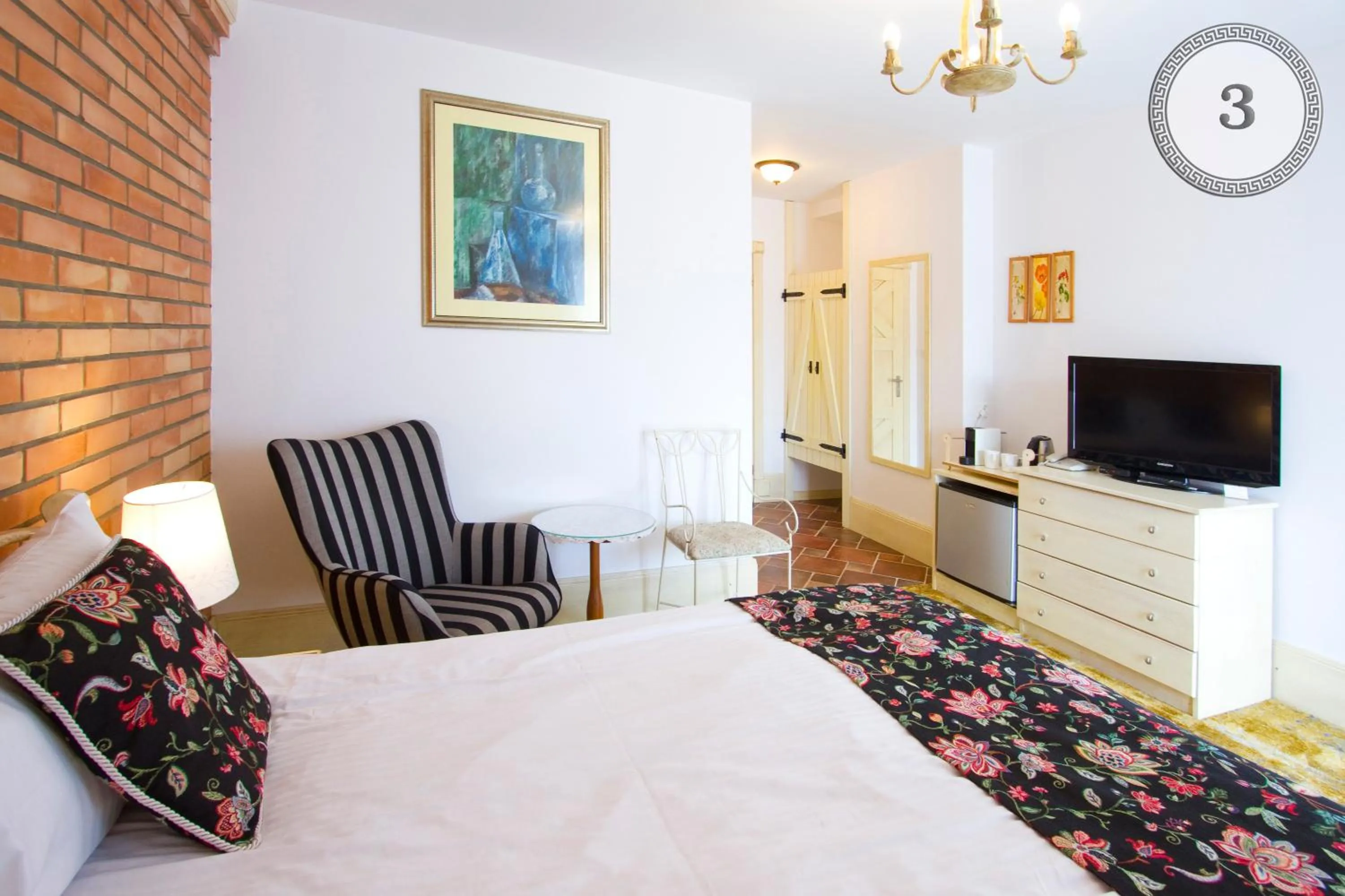 Photo of the whole room in Willa Meander