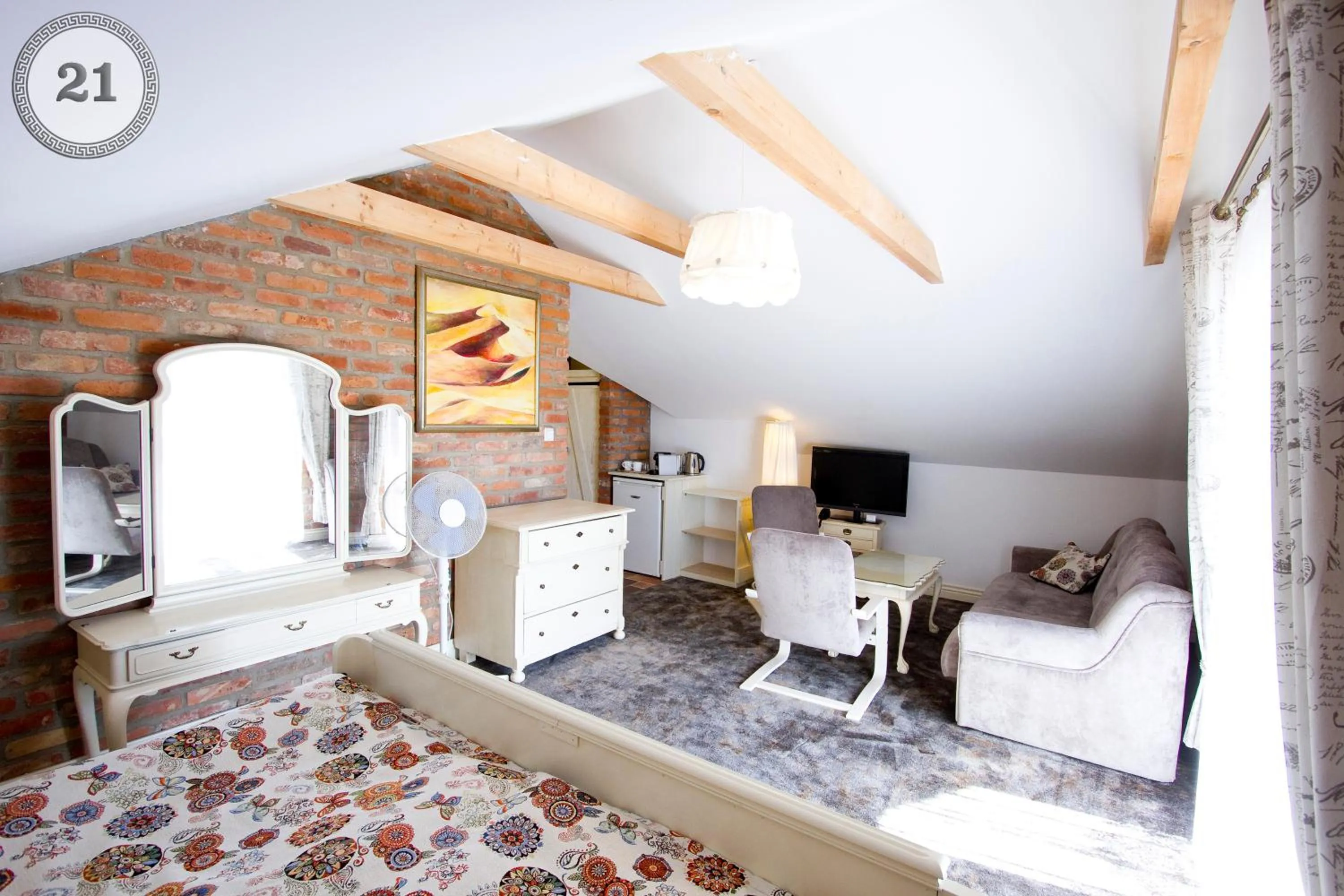 Photo of the whole room in Willa Meander