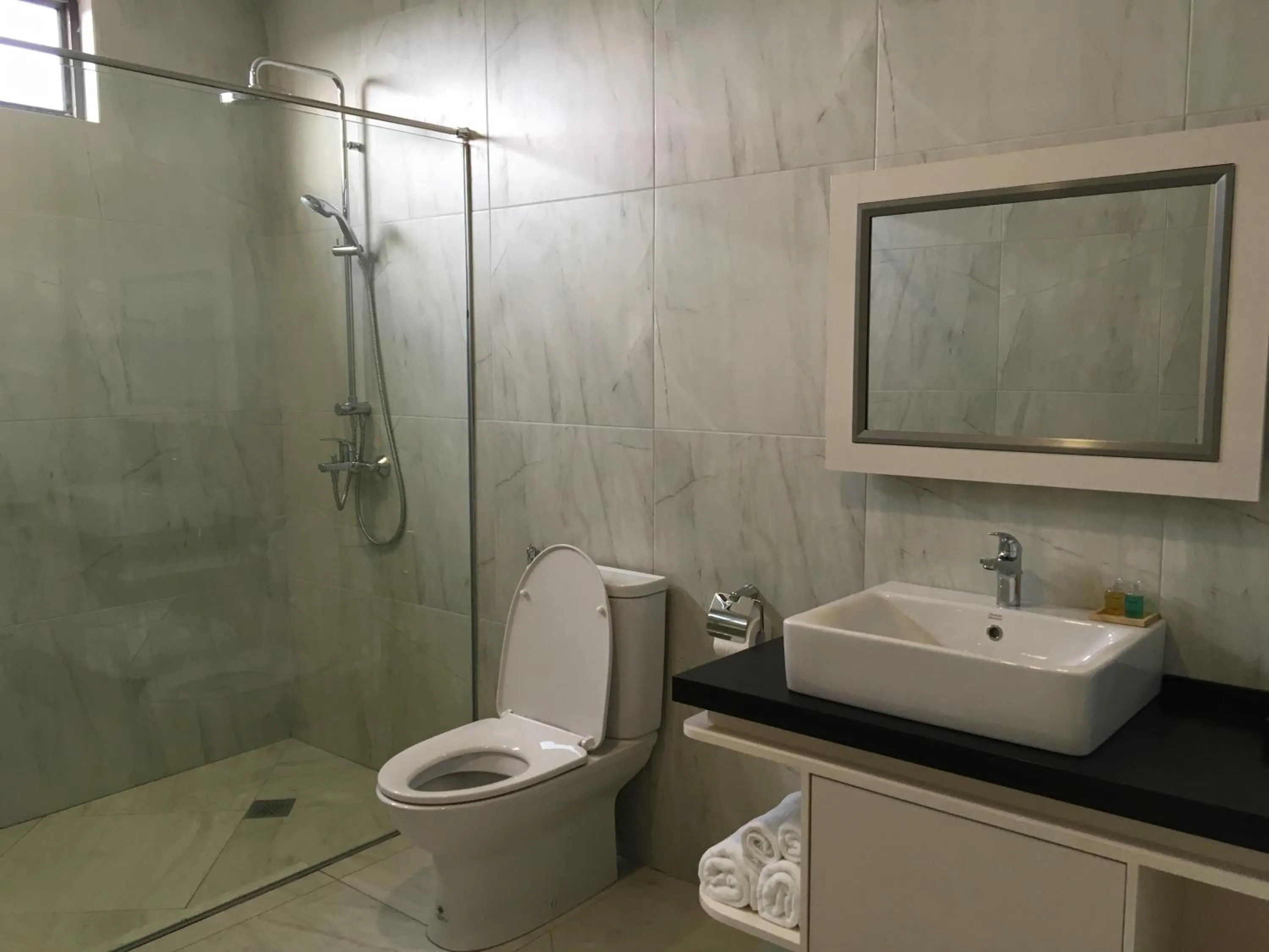 Shower in D'Anggerek Serviced Apartment