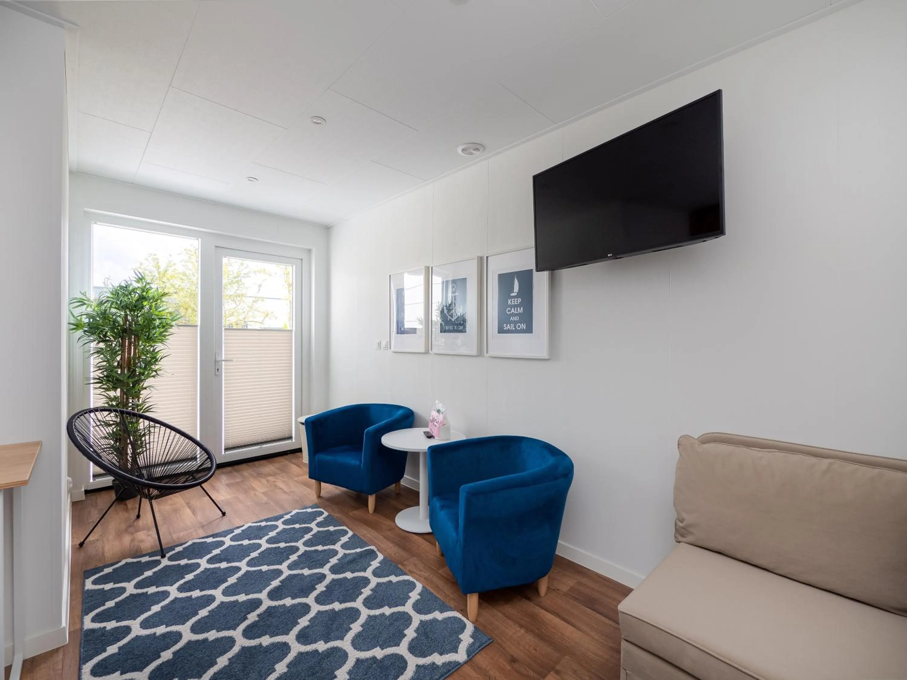 Communal lounge/ TV room in Holiday Golden Resort & Spa