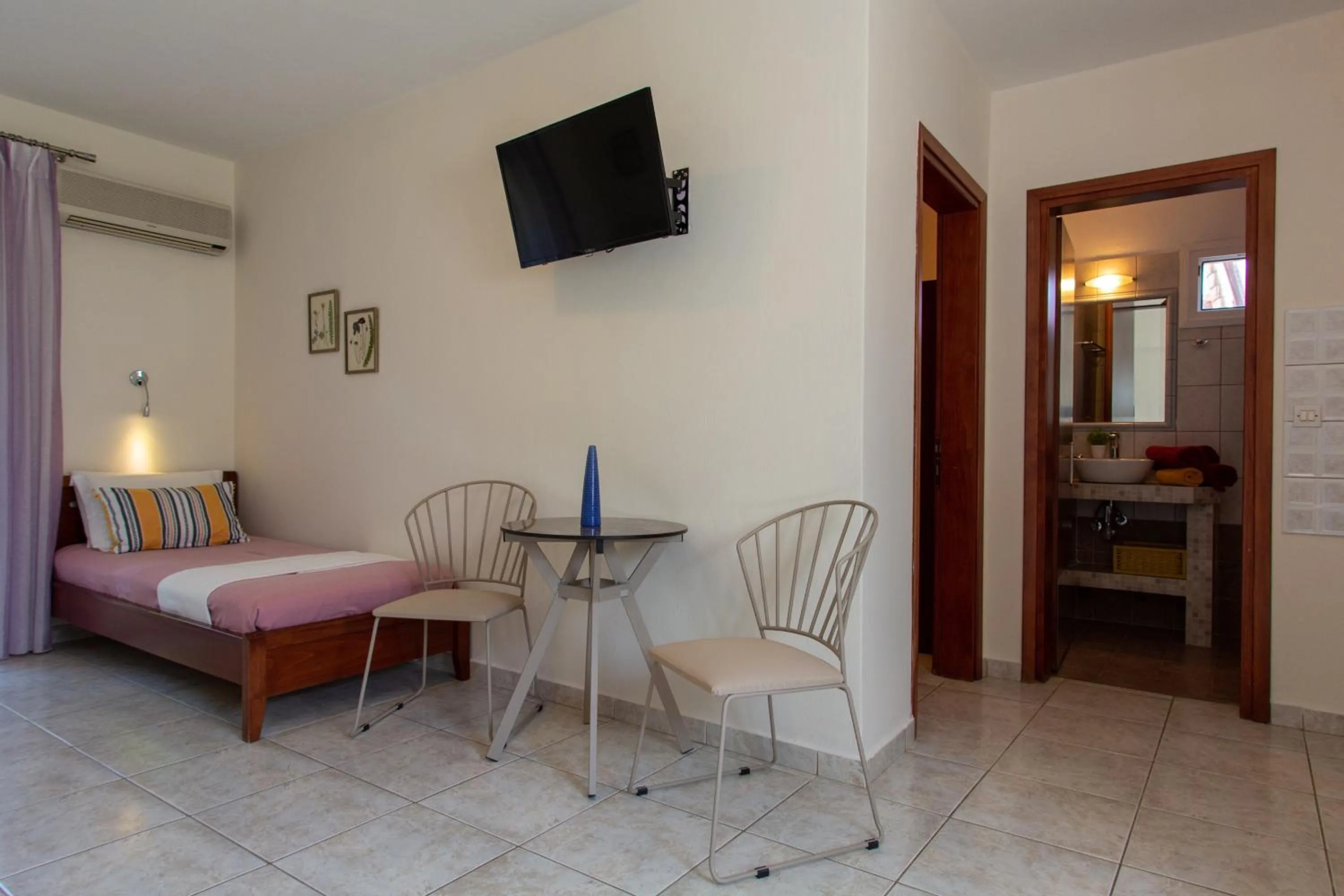 Photo of the whole room, Bed in Aristea Studios