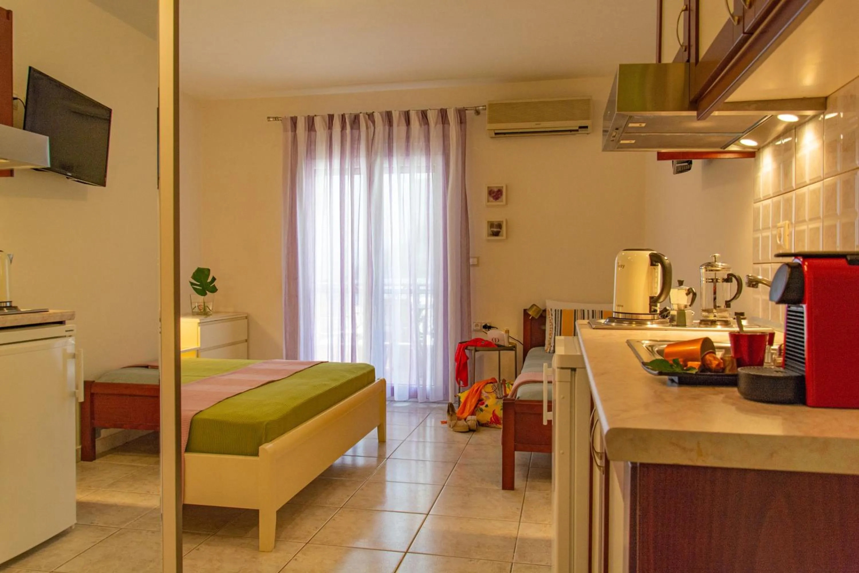 Photo of the whole room, Bed in Aristea Studios