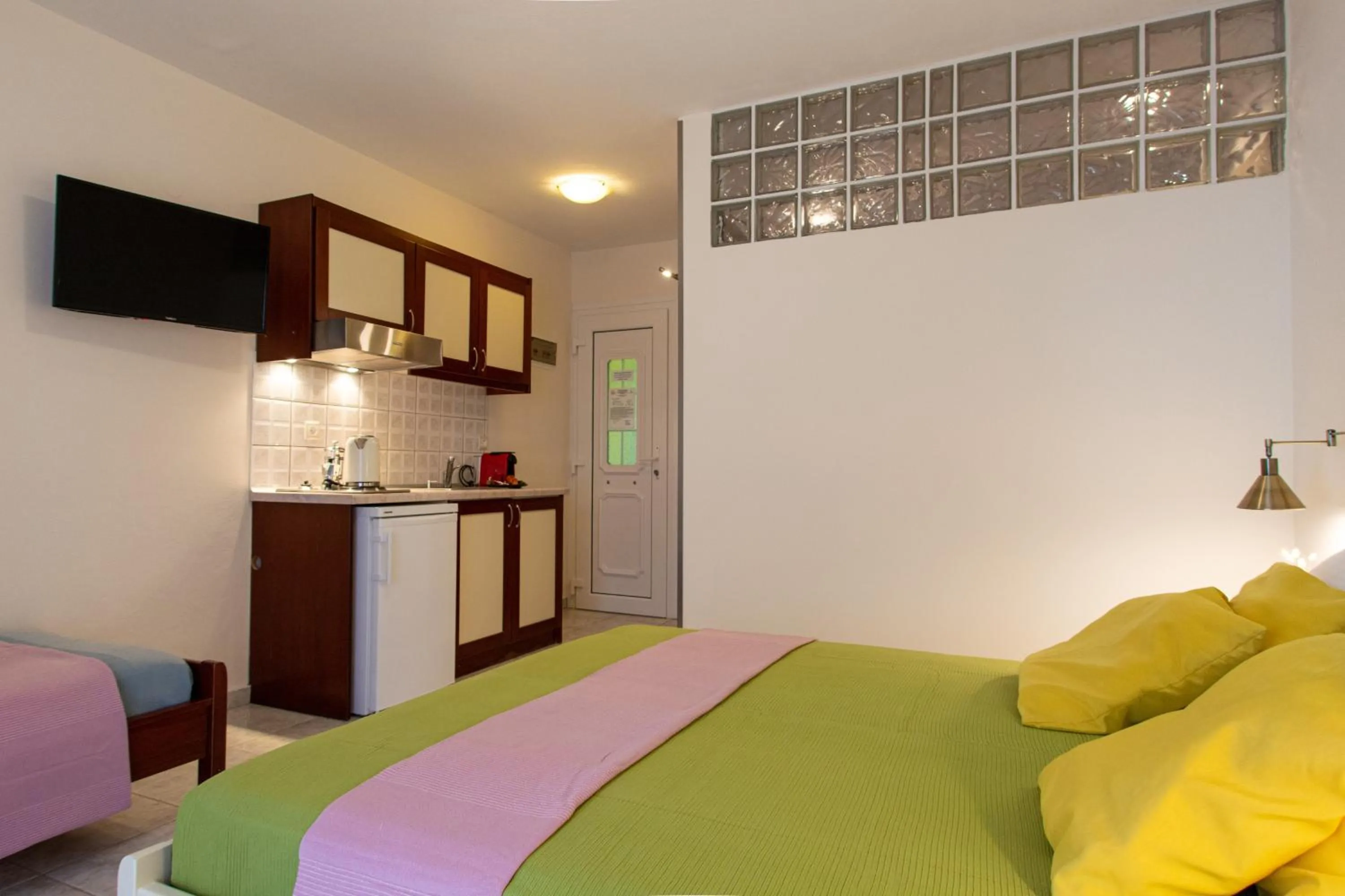 Photo of the whole room, Bed in Aristea Studios