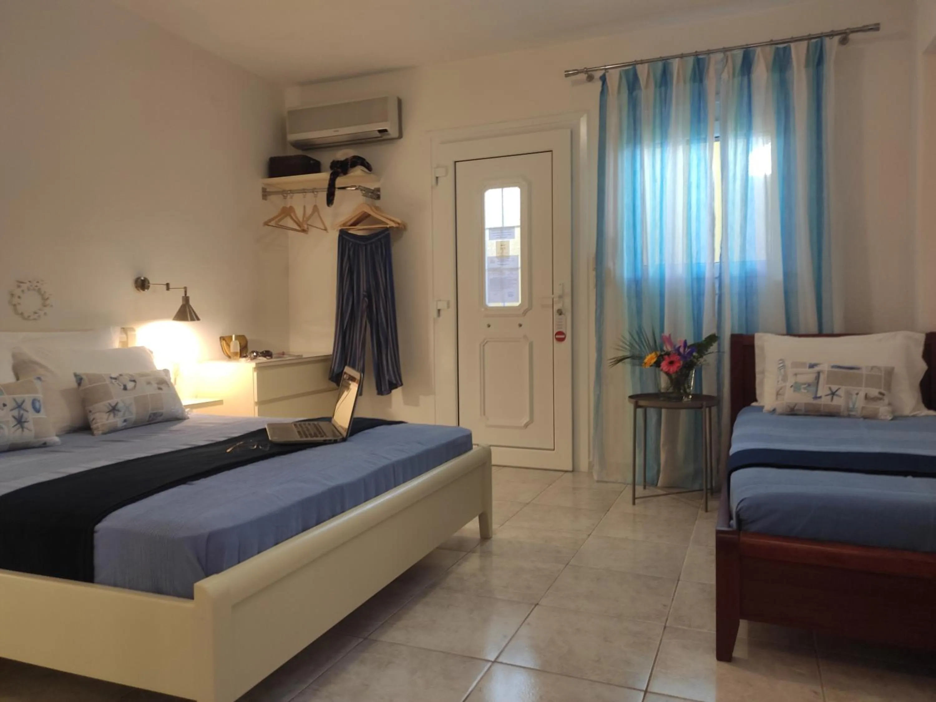 Photo of the whole room, Bed in Aristea Studios