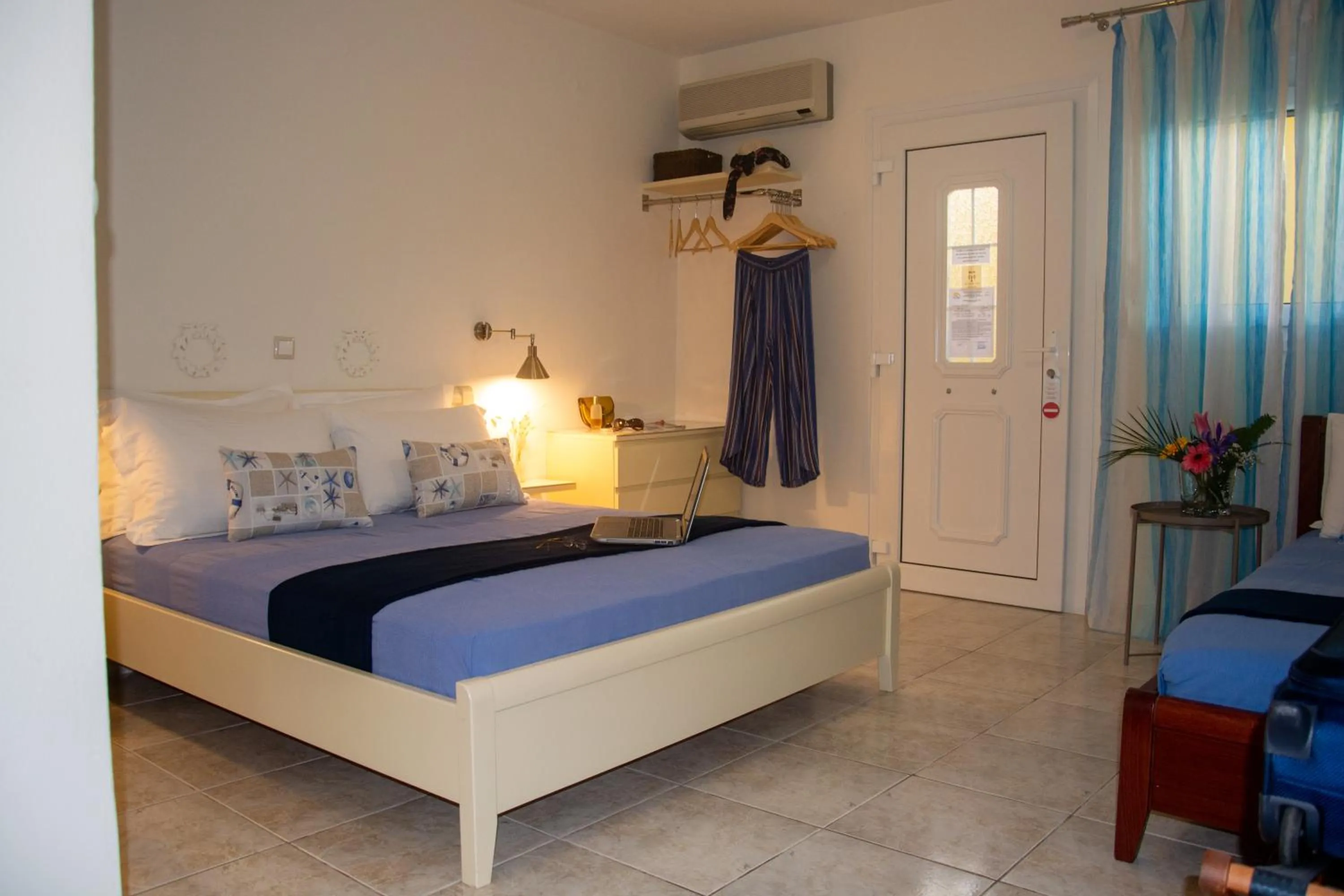 Photo of the whole room, Bed in Aristea Studios