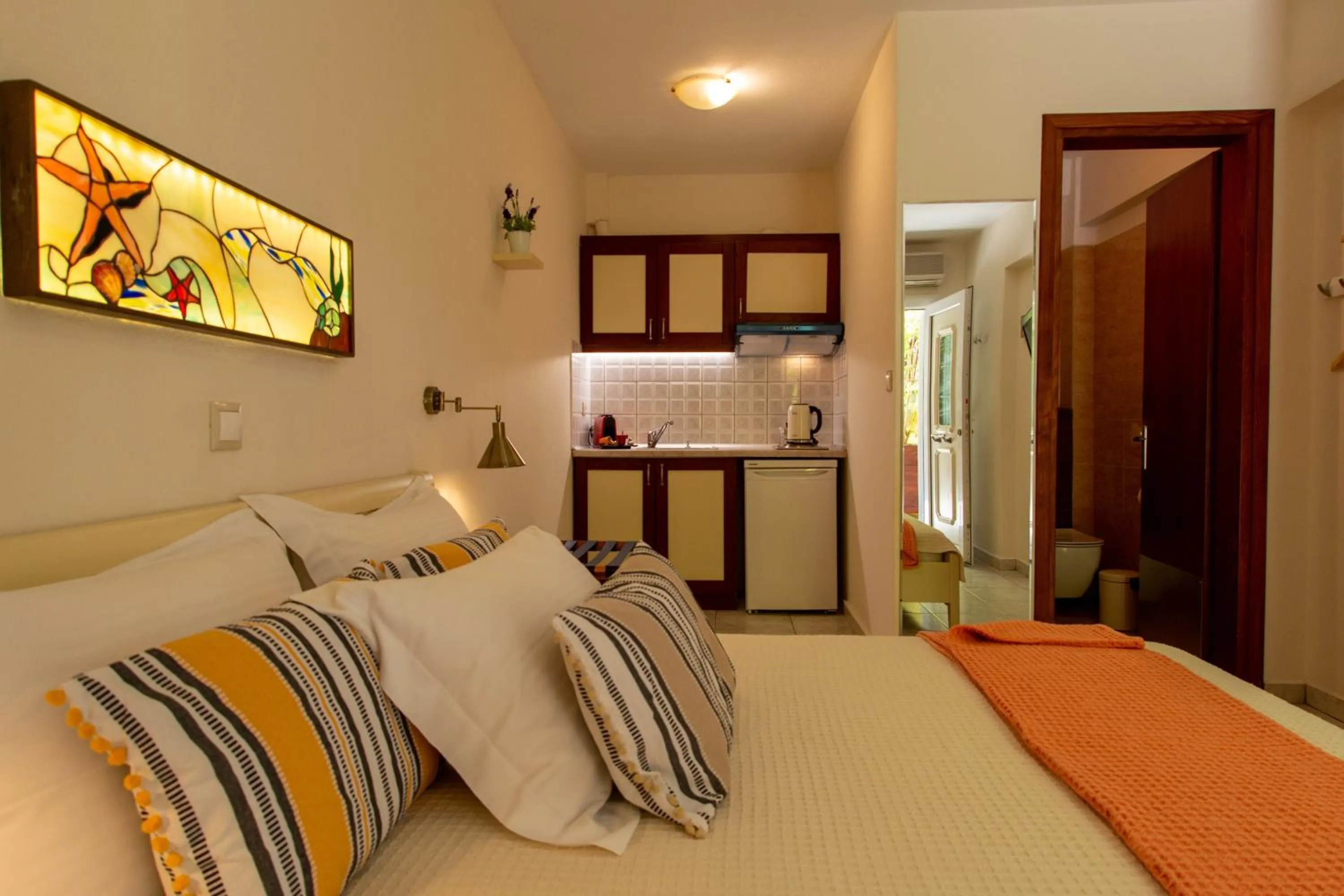 Photo of the whole room, Bed in Aristea Studios