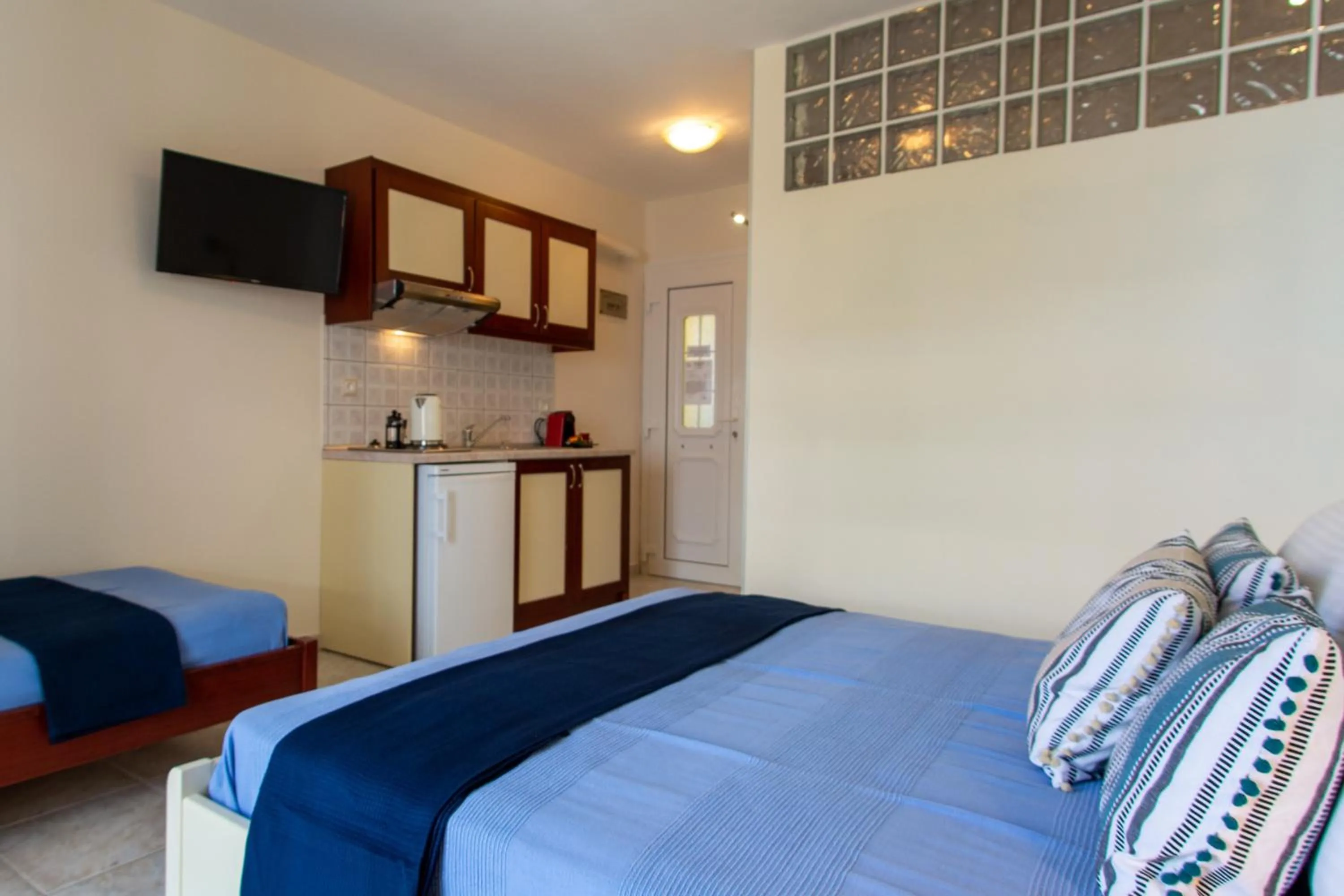 Photo of the whole room, Bed in Aristea Studios