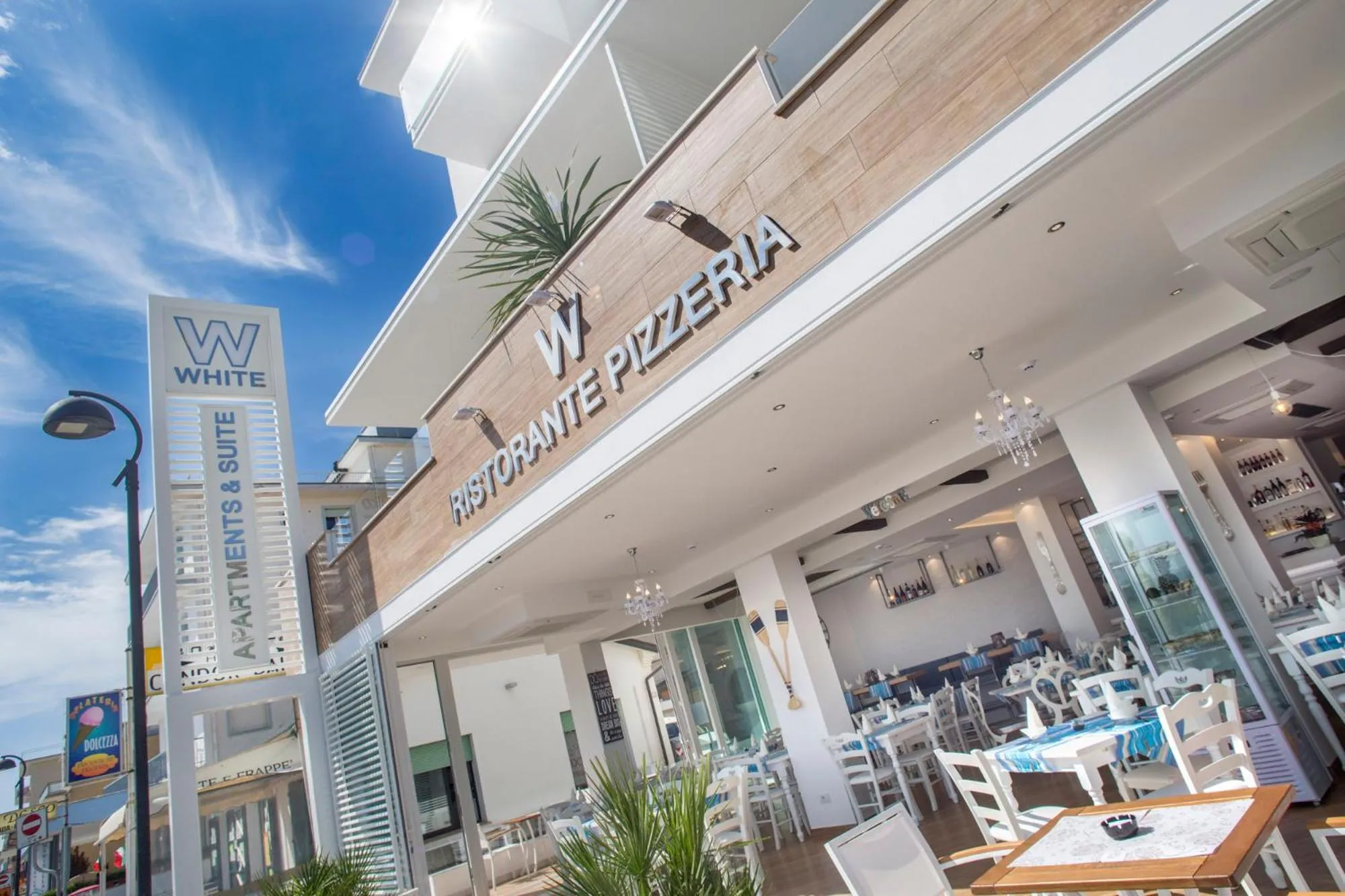 White Suite & Apartments